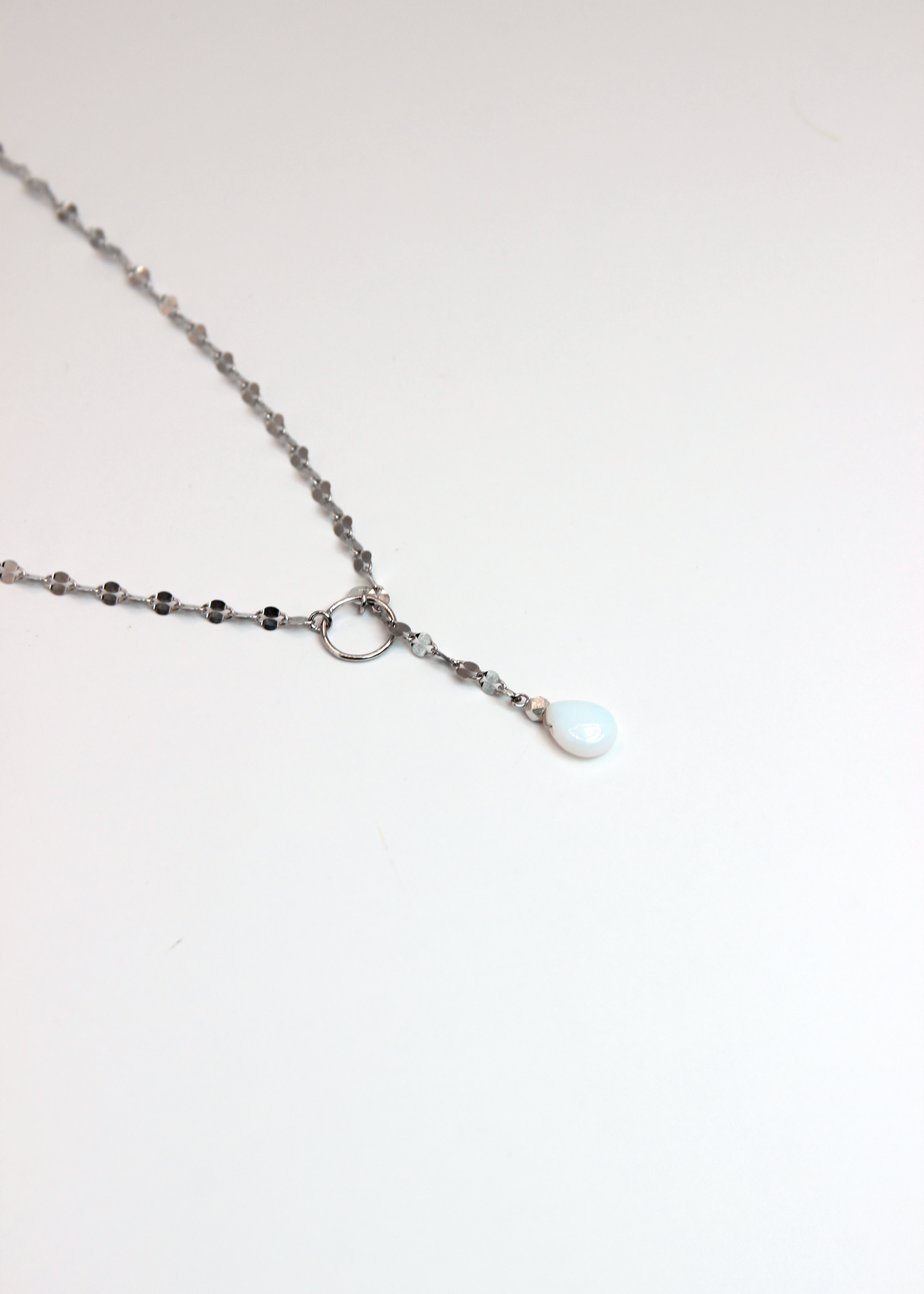 Collana lunga Ameline in argento o argento placcato oro con ciondolo in pietra dura, realizzata artigianalmente da Laura Sciunnach, indossabile lunga o a doppio giro.