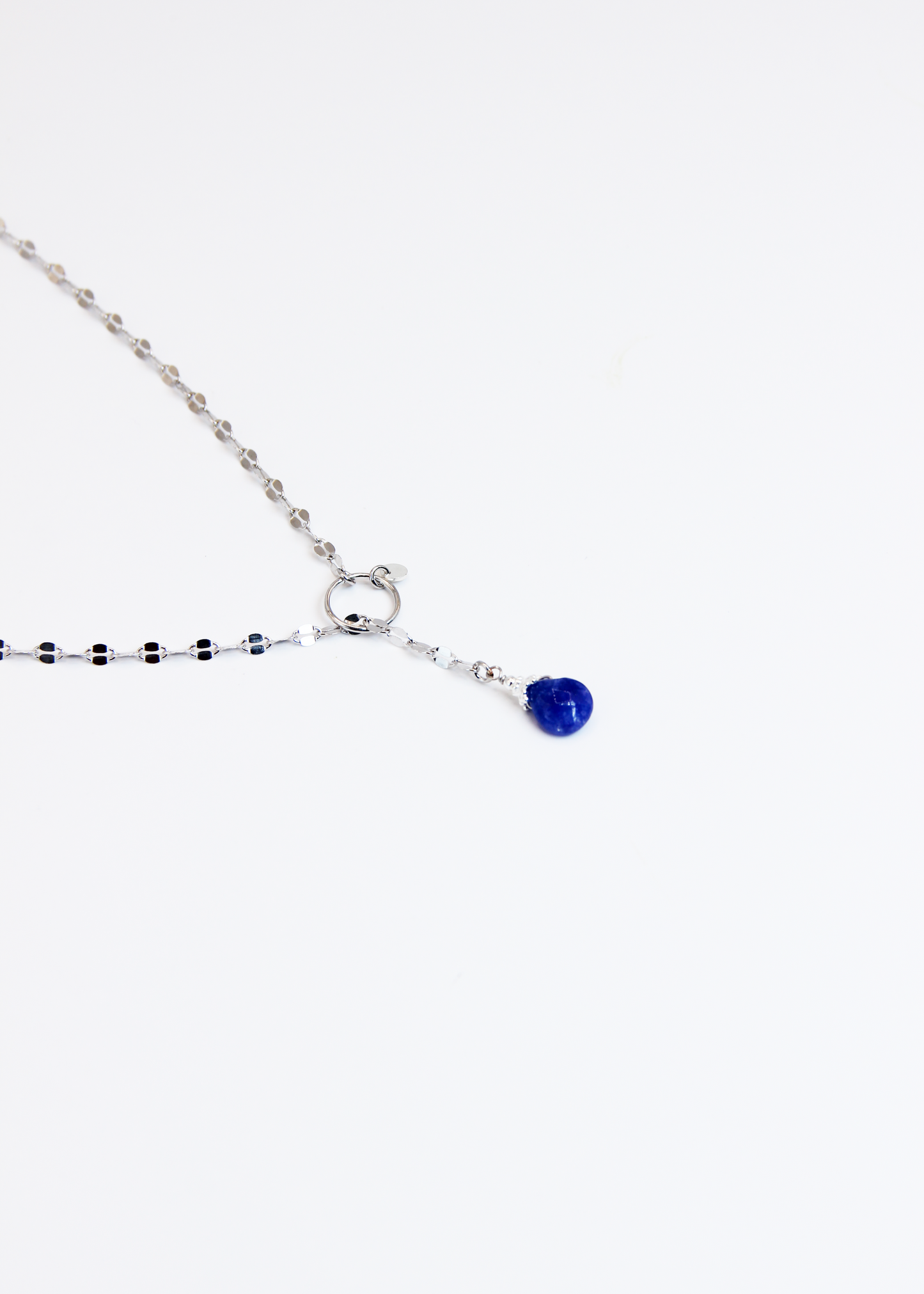 Collana lunga Ameline in argento o argento placcato oro con ciondolo in pietra dura, realizzata artigianalmente da Laura Sciunnach, indossabile lunga o a doppio giro.