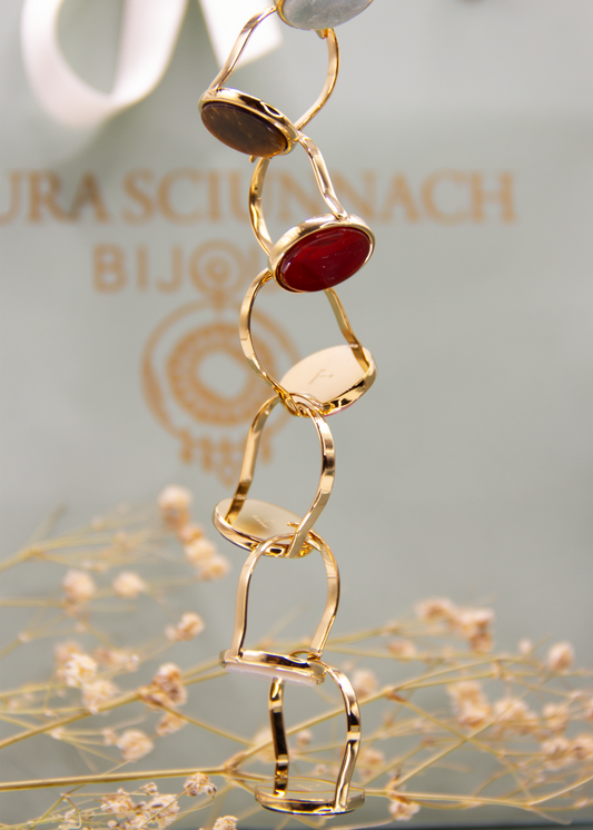 Anello ovale in acciaio placcato oro con pietra dura naturale. Fascia sottile e regolabile, montatura liscia che avvolge la pietra. Disponibile in diversi colori, dal design elegante e raffinato