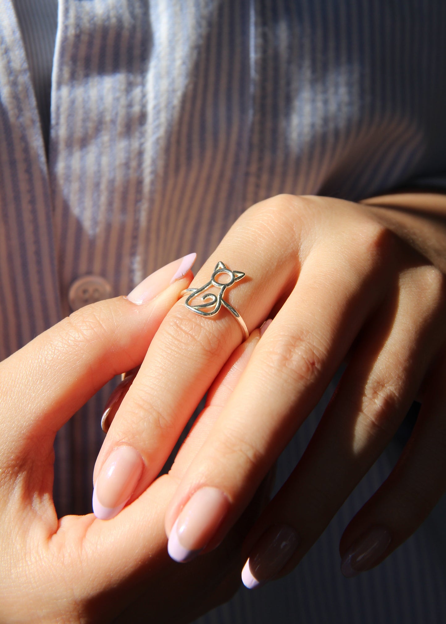 Un anello minimal che richiama la silhouette di un gatto, pensato per chi ama la sua eleganza discreta. Fa parte della collezione Linee d’Argento ed è realizzato artigianalmente in Italia, con la cura che contraddistingue ogni creazione Sciunnach.