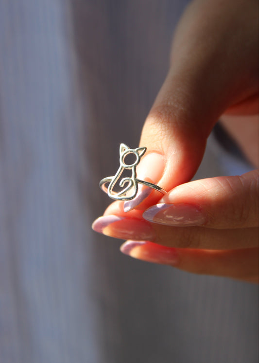 Un anello minimal che richiama la silhouette di un gatto, pensato per chi ama la sua eleganza discreta. Fa parte della collezione Linee d’Argento ed è realizzato artigianalmente in Italia, con la cura che contraddistingue ogni creazione Sciunnach.