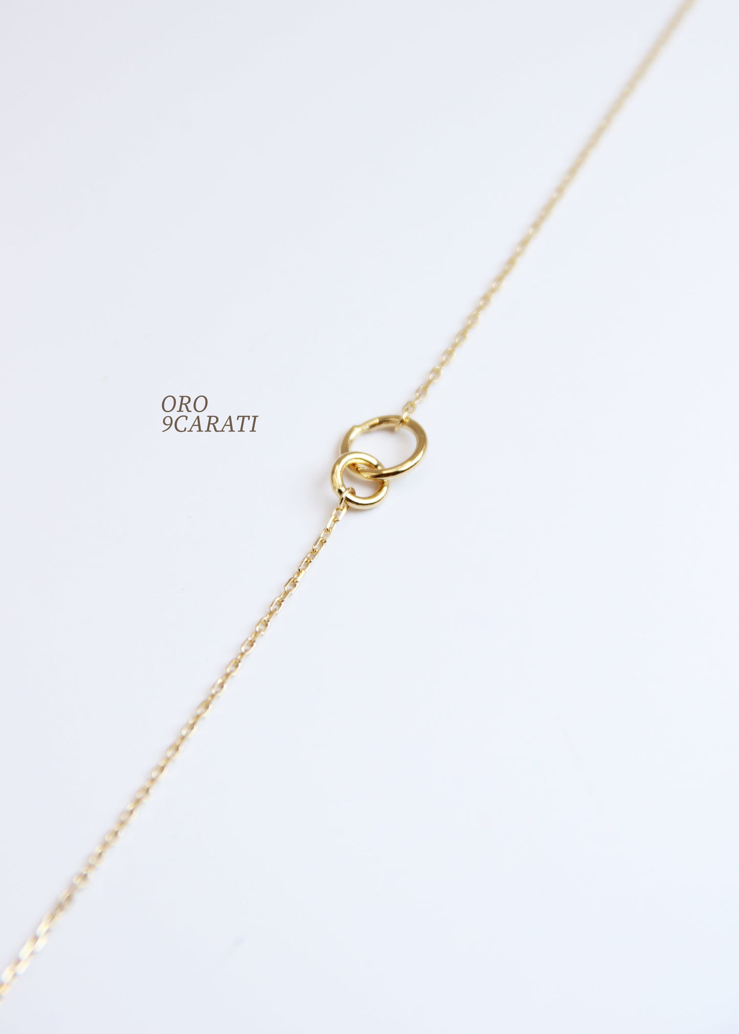 Bracciale in oro 9 carati Forever di Laura Sciunnach con due cerchi intrecciati, design minimal made in Italy.