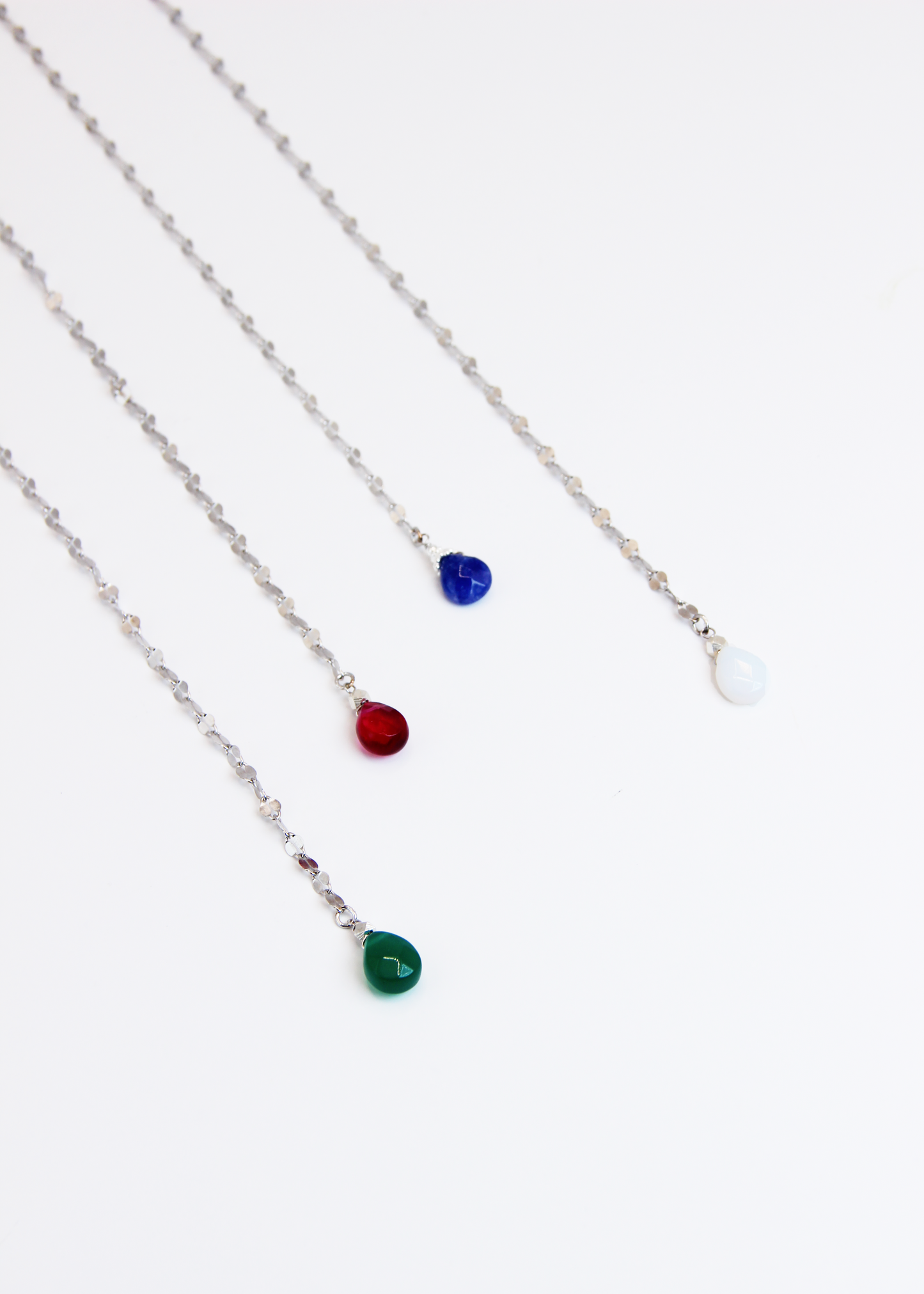 Collana lunga Ameline in argento o argento placcato oro con ciondolo in pietra dura, realizzata artigianalmente da Laura Sciunnach, indossabile lunga o a doppio giro.