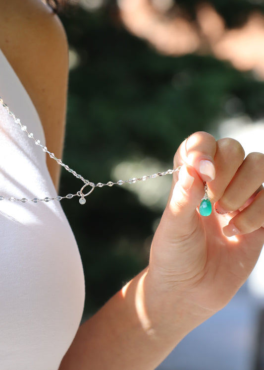 Collana lunga Ameline in argento o argento placcato oro con ciondolo in pietra dura, realizzata artigianalmente da Laura Sciunnach, indossabile lunga o a doppio giro.