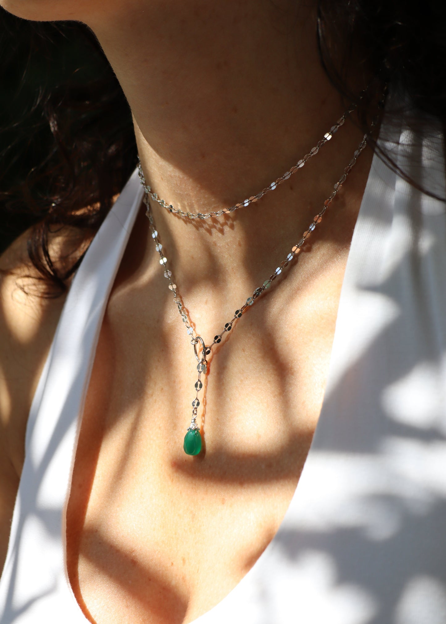 Collana lunga Ameline in argento o argento placcato oro con ciondolo in pietra dura, realizzata artigianalmente da Laura Sciunnach, indossabile lunga o a doppio giro.