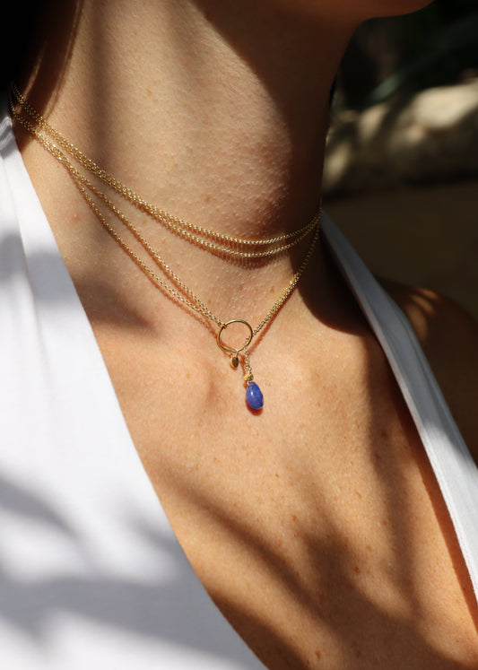 Collana lunga Coraline in argento o argento placcato oro con ciondolo in pietra dura, realizzata artigianalmente da Laura Sciunnach, indossabile lunga o a doppio giro grazie alla catena ad anellini doppia.