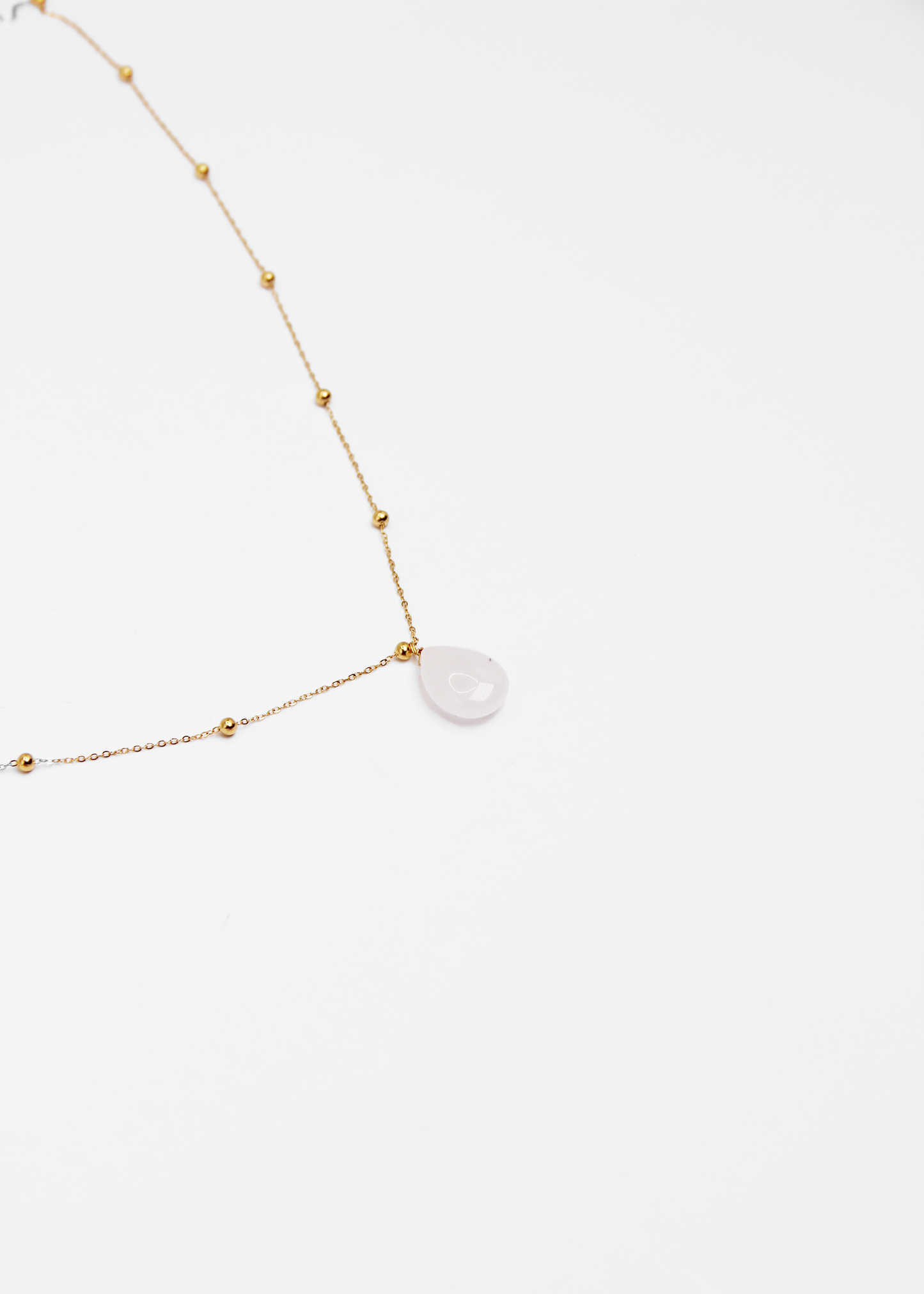 Collana artigianale Rugiada di Laura Sciunnach in acciaio inossidabile placcato oro, con pendente a goccia e pietre naturali colorate, elegante gioiello da donna di 70 cm perfetto per ogni occasione.