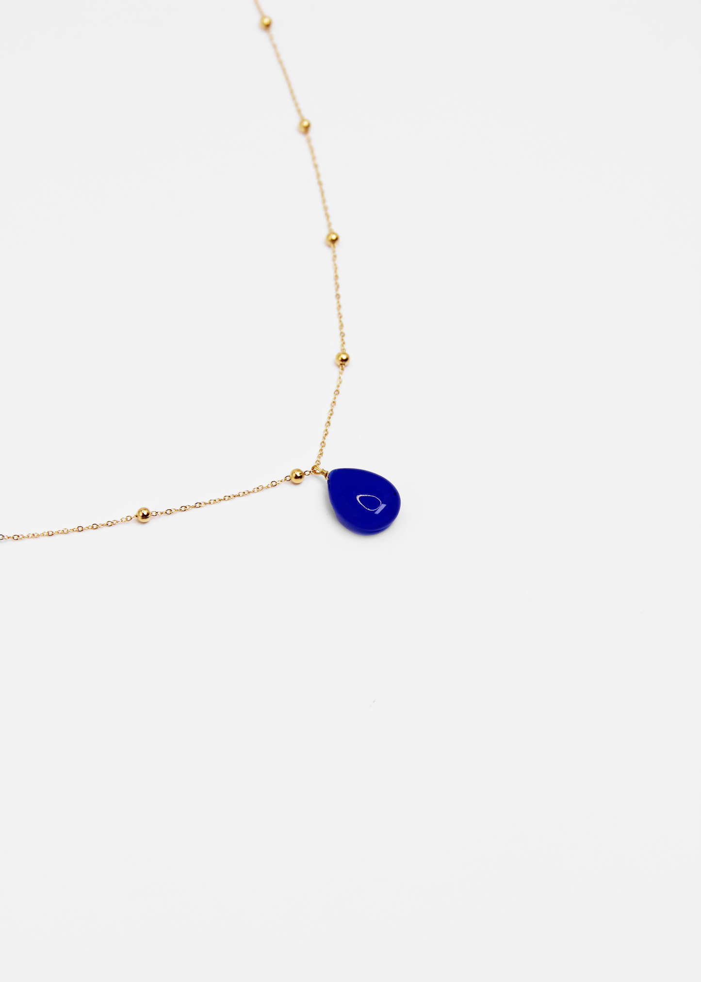 Collana artigianale Rugiada di Laura Sciunnach in acciaio inossidabile placcato oro, con pendente a goccia e pietre naturali colorate, elegante gioiello da donna di 70 cm perfetto per ogni occasione.