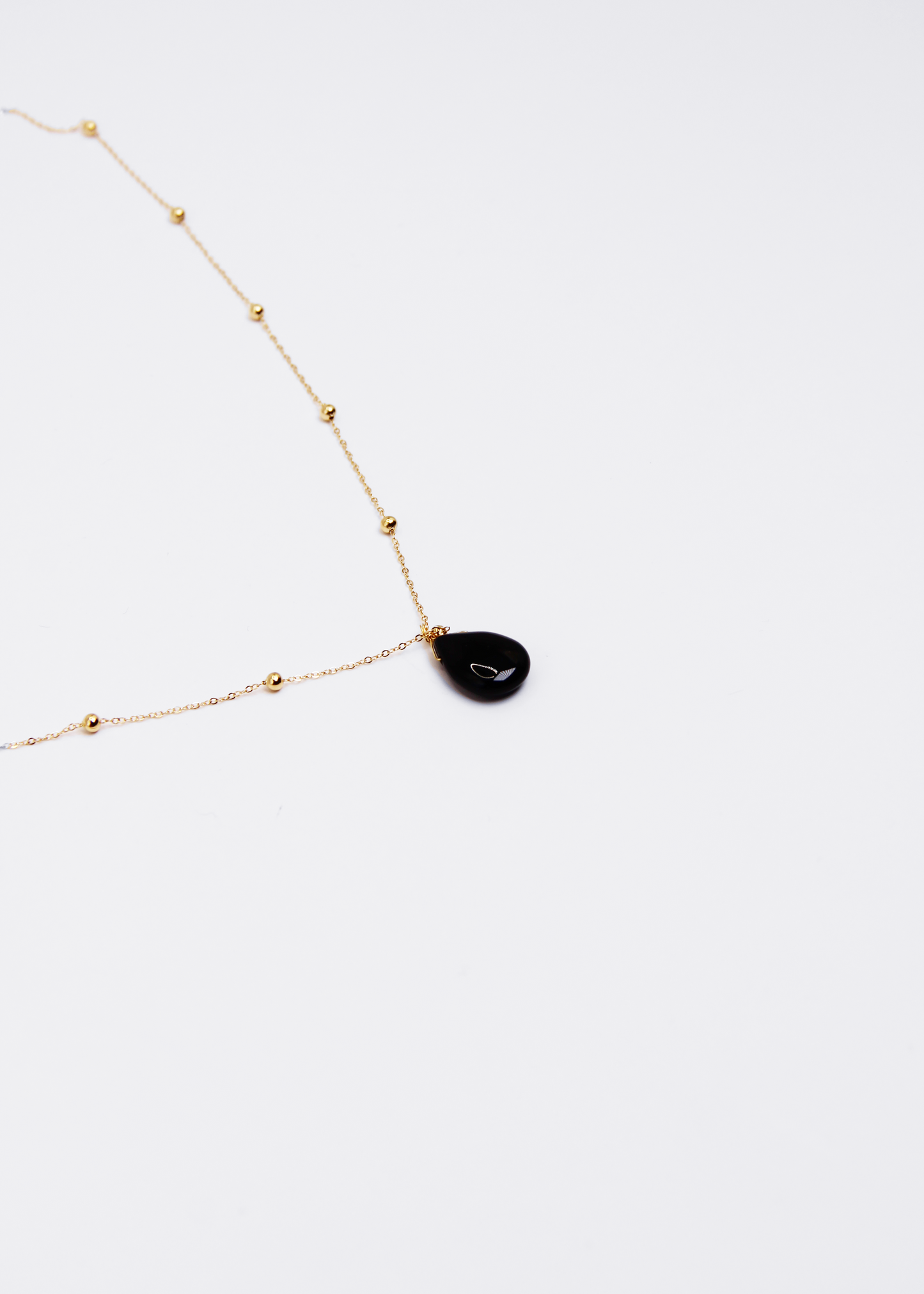 Collana artigianale Rugiada di Laura Sciunnach in acciaio inossidabile placcato oro, con pendente a goccia e pietre naturali colorate, elegante gioiello da donna di 70 cm perfetto per ogni occasione.