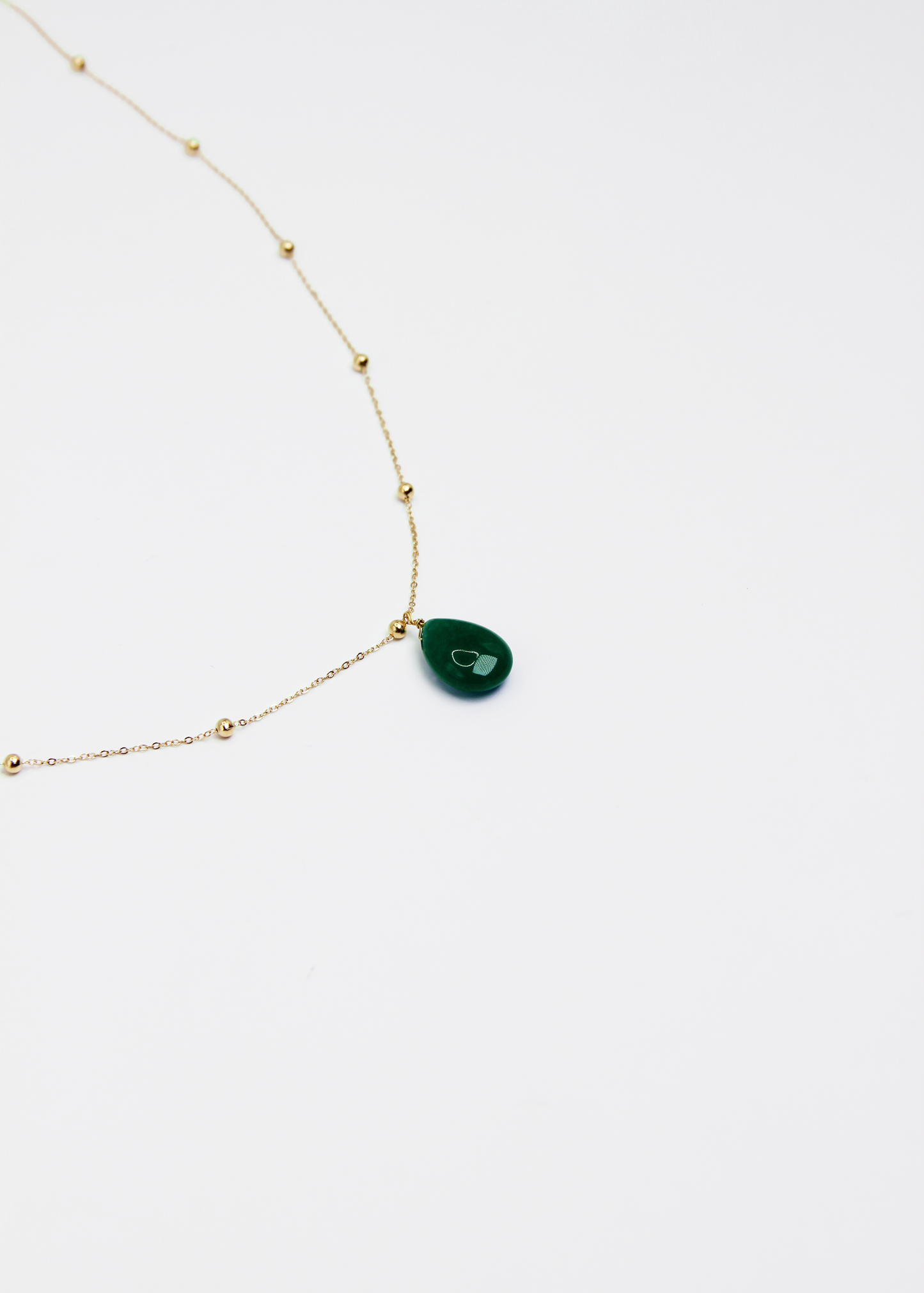 Collana artigianale Rugiada di Laura Sciunnach in acciaio inossidabile placcato oro, con pendente a goccia e pietre naturali colorate, elegante gioiello da donna di 70 cm perfetto per ogni occasione.