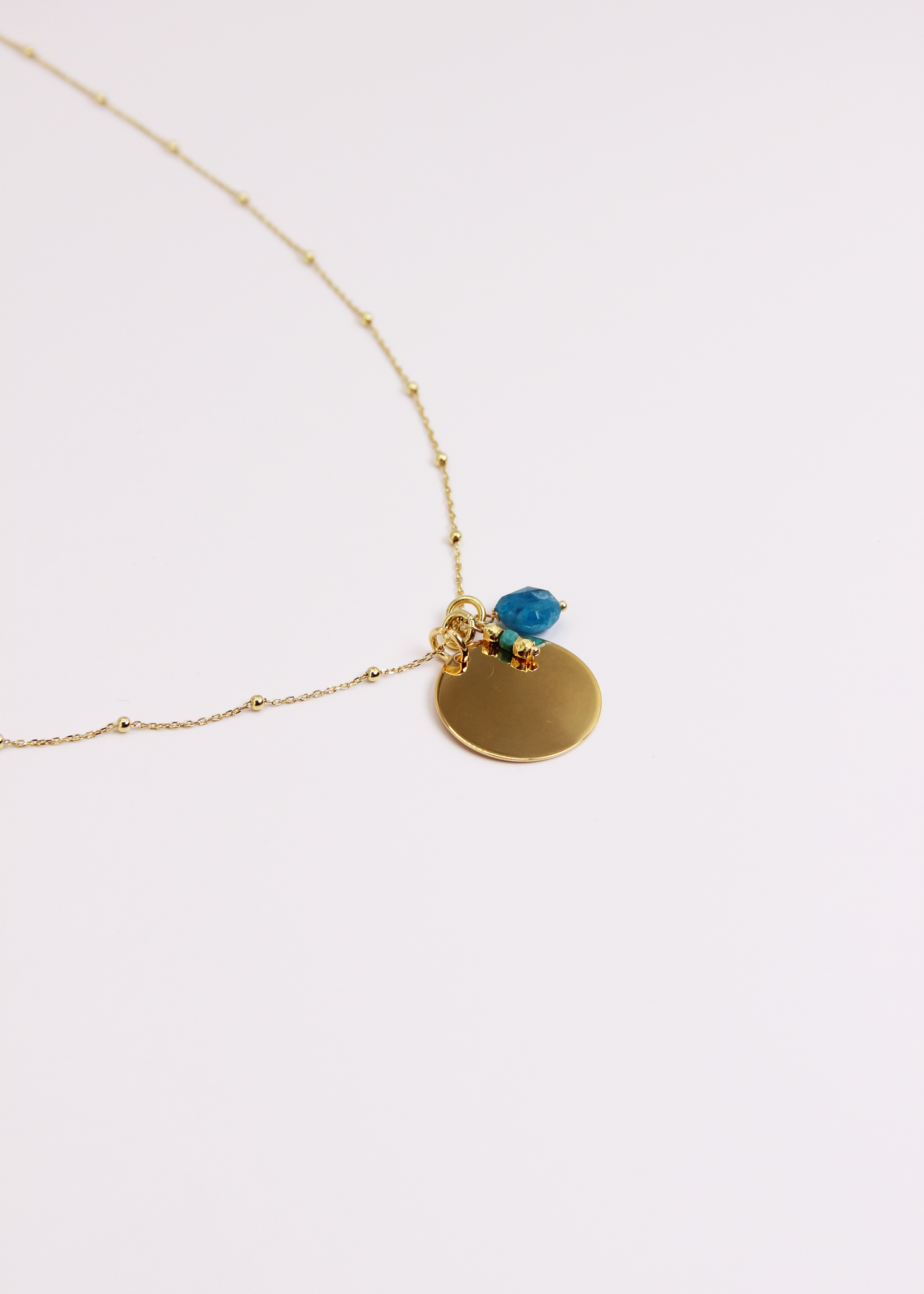 Sigilla Ricordi è una collana in argento 925, disponibile anche in placcato oro e oro rosa, pensata per custodire momenti speciali. Personalizzabile con incisioni su misura e arricchita da due ciondoli in pietra dura semipreziosa disponibili in 12 varianti, è il gioiello perfetto per portare sempre con te un’emozione preziosa.