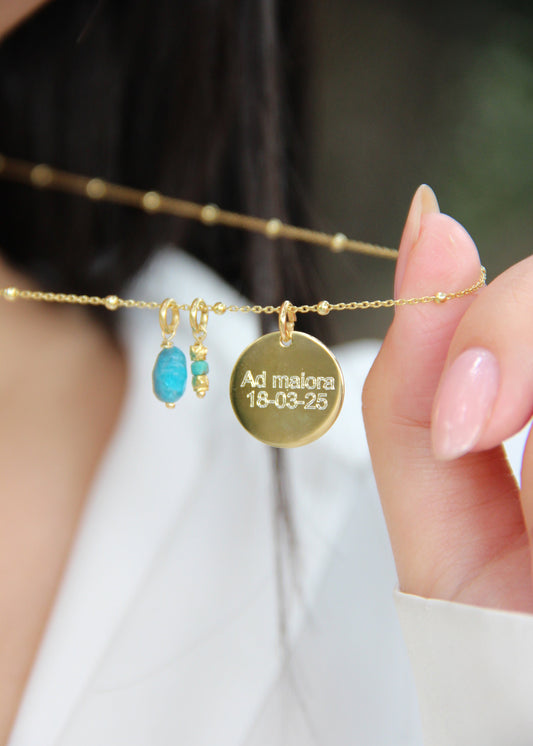 Sigilla Ricordi è una collana in argento 925, disponibile anche in placcato oro e oro rosa, pensata per custodire momenti speciali. Personalizzabile con incisioni su misura e arricchita da due ciondoli in pietra dura semipreziosa disponibili in 12 varianti, è il gioiello perfetto per portare sempre con te un’emozione preziosa.