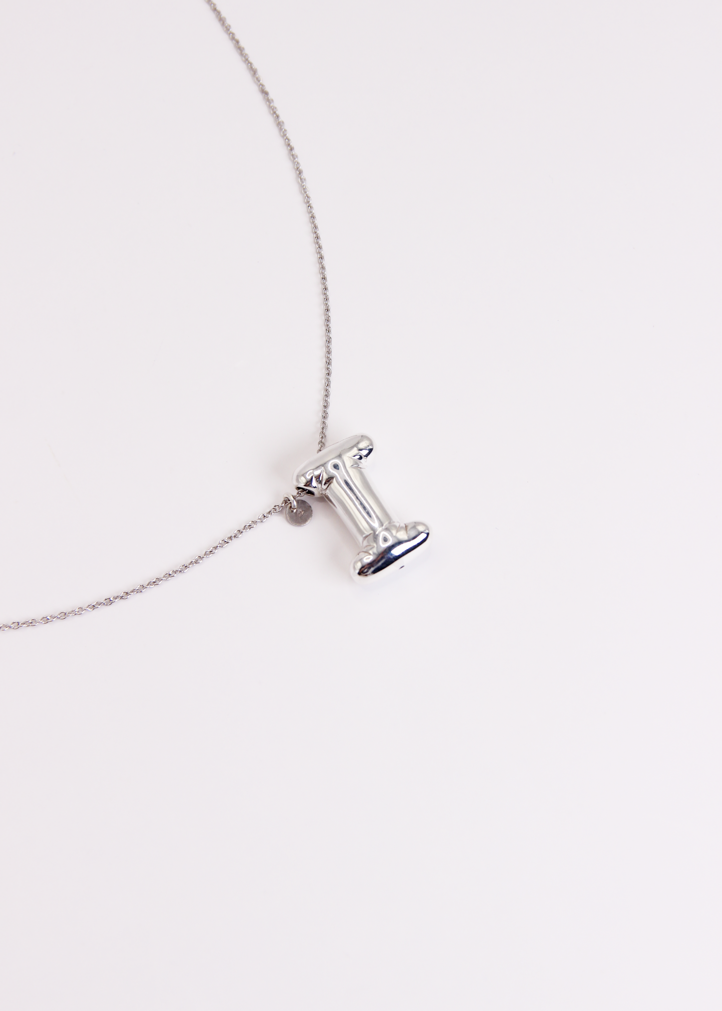 Collana con lettera Bubble in argento o argento placcato oro, ciondolo iniziale 3D da 2 cm su catena da 34 cm – gioiello personalizzato elegante per donna