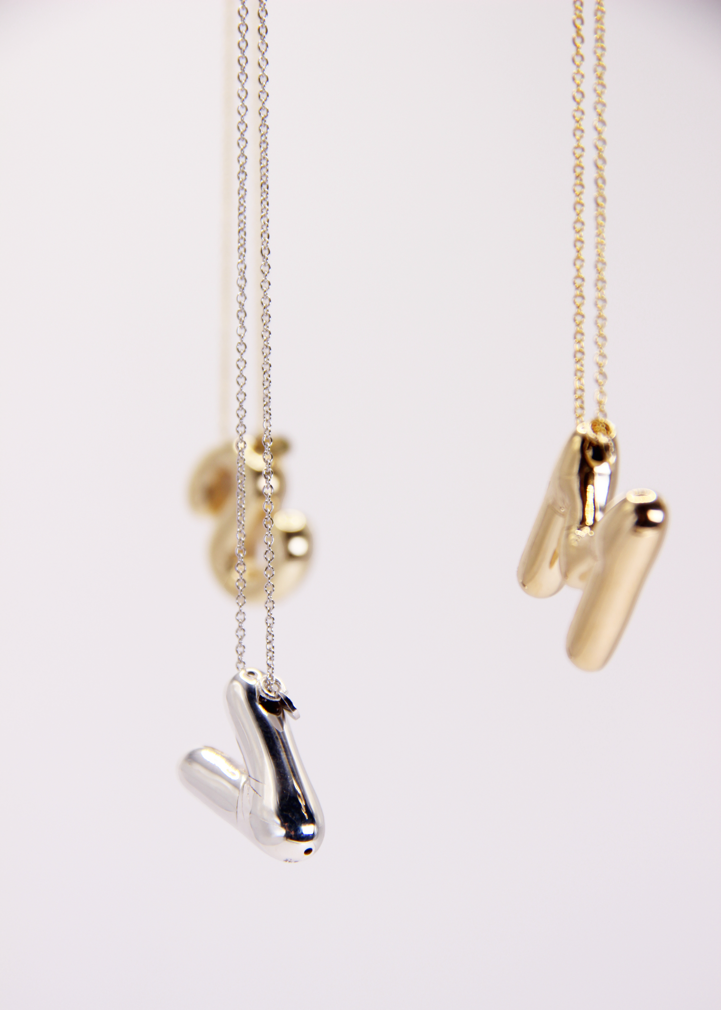 Collana con lettera Bubble in argento o argento placcato oro, ciondolo iniziale 3D da 2 cm su catena da 34 cm – gioiello personalizzato elegante per donna
