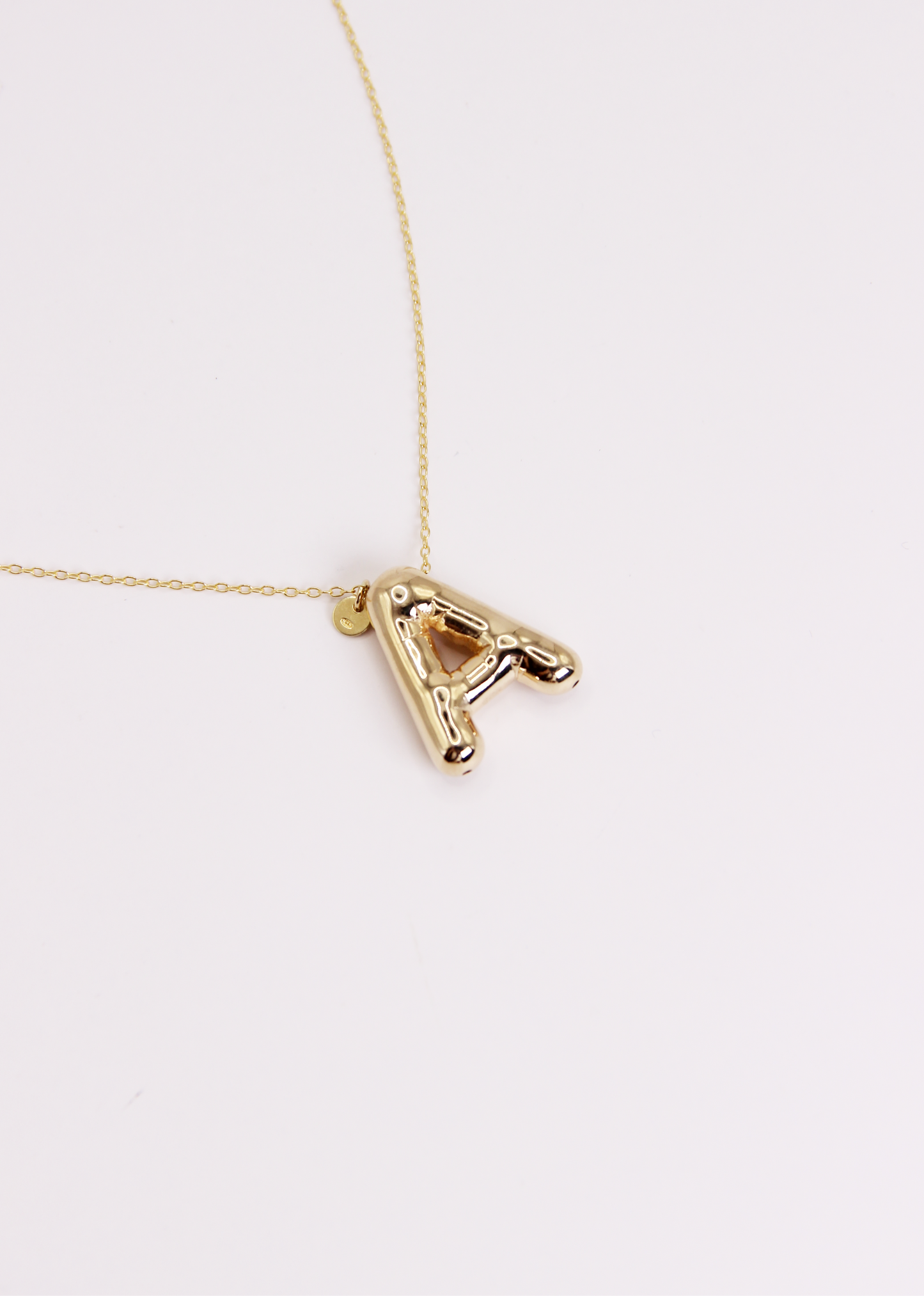 Collana con lettera Bubble in argento o argento placcato oro, ciondolo iniziale 3D da 2 cm su catena da 34 cm – gioiello personalizzato elegante per donna