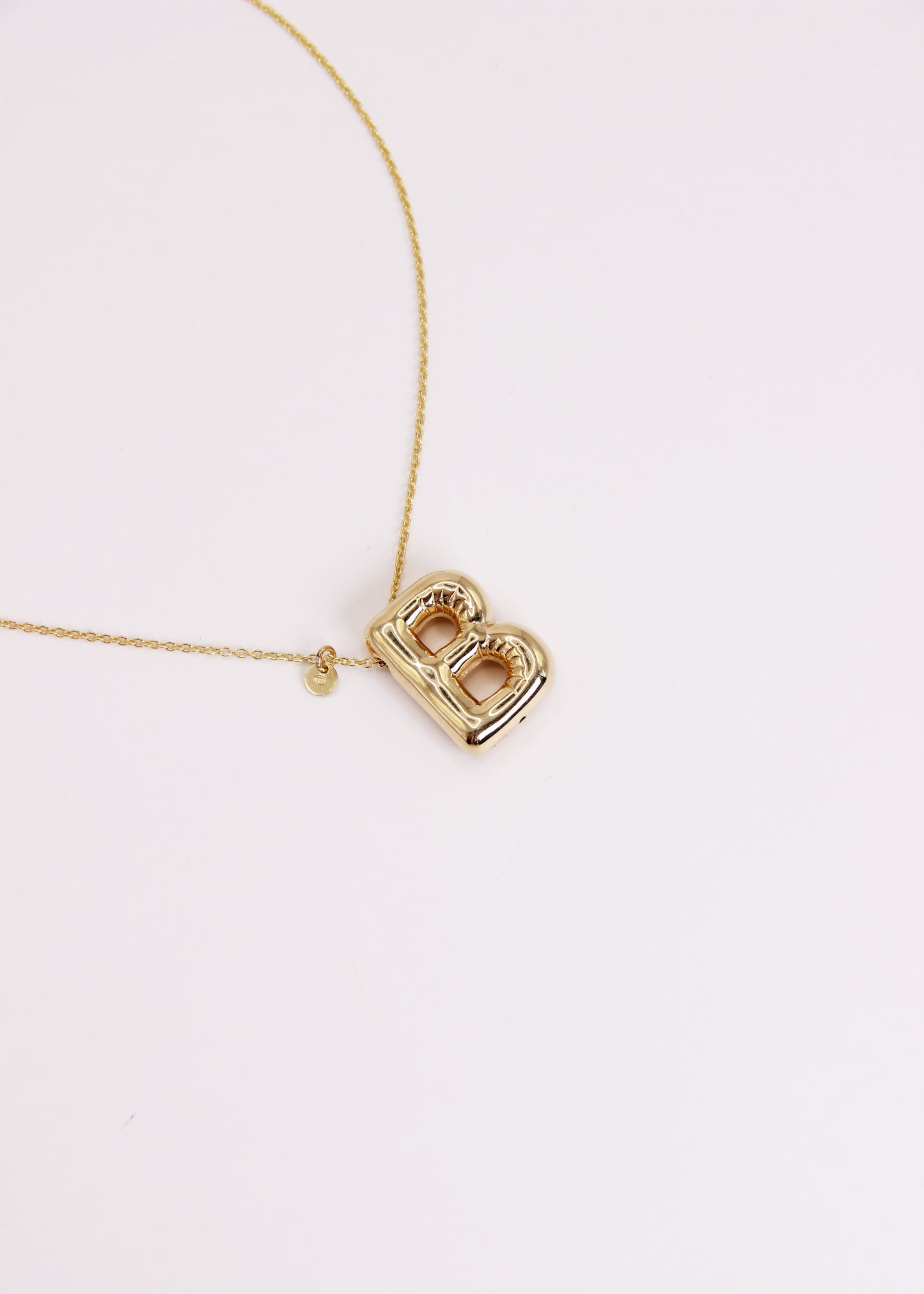 Collana con lettera Bubble in argento o argento placcato oro, ciondolo iniziale 3D da 2 cm su catena da 34 cm – gioiello personalizzato elegante per donna