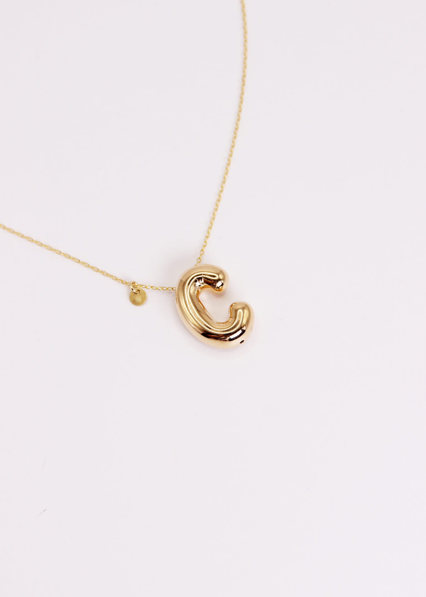 Collana con lettera Bubble in argento o argento placcato oro, ciondolo iniziale 3D da 2 cm su catena da 34 cm – gioiello personalizzato elegante per donna