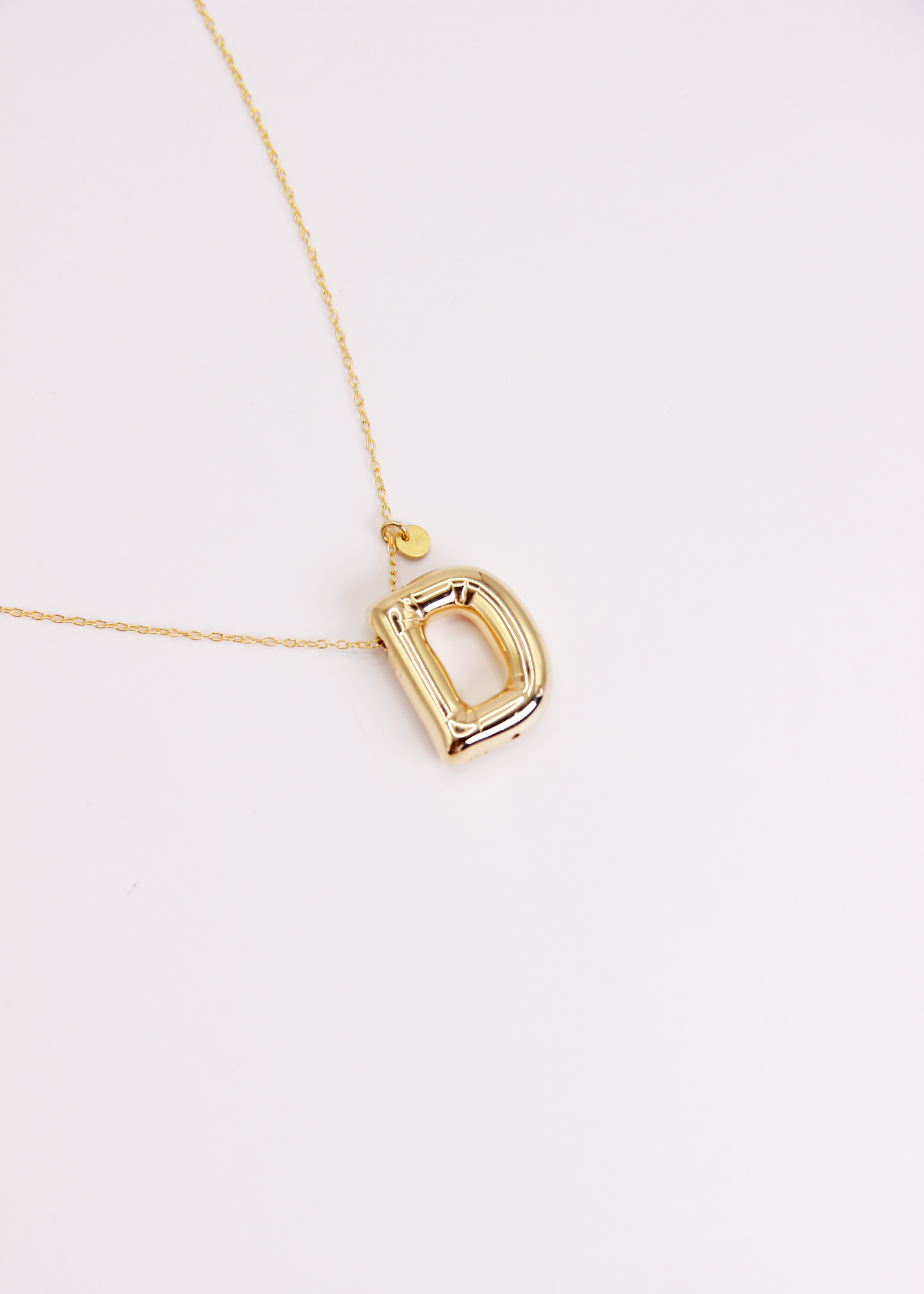 Collana con lettera Bubble in argento o argento placcato oro, ciondolo iniziale 3D da 2 cm su catena da 34 cm – gioiello personalizzato elegante per donna