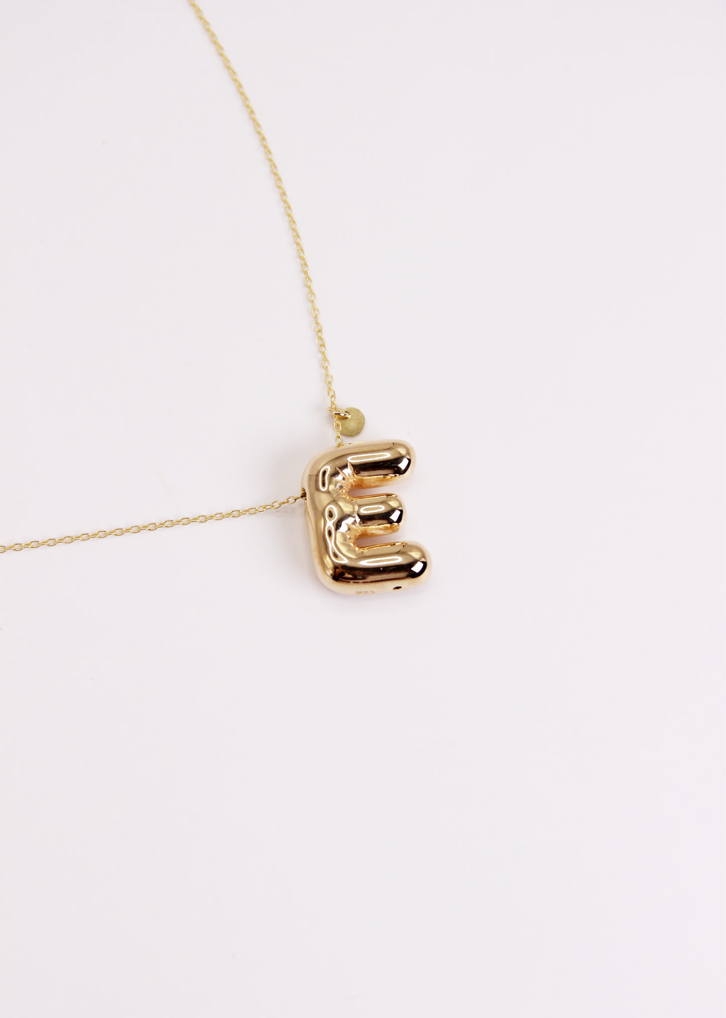 Collana con lettera Bubble in argento o argento placcato oro, ciondolo iniziale 3D da 2 cm su catena da 34 cm – gioiello personalizzato elegante per donna