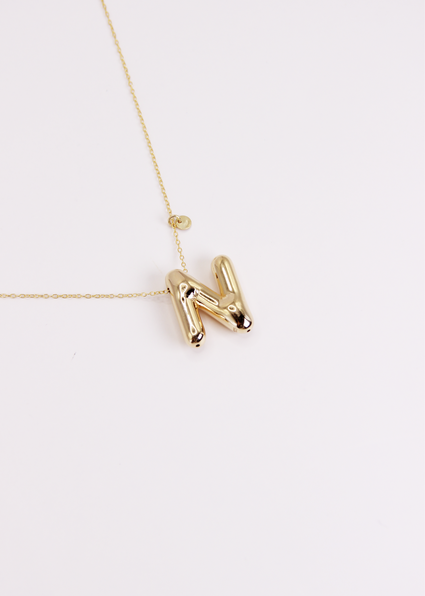 Collana con lettera Bubble in argento o argento placcato oro, ciondolo iniziale 3D da 2 cm su catena da 34 cm – gioiello personalizzato elegante per donna