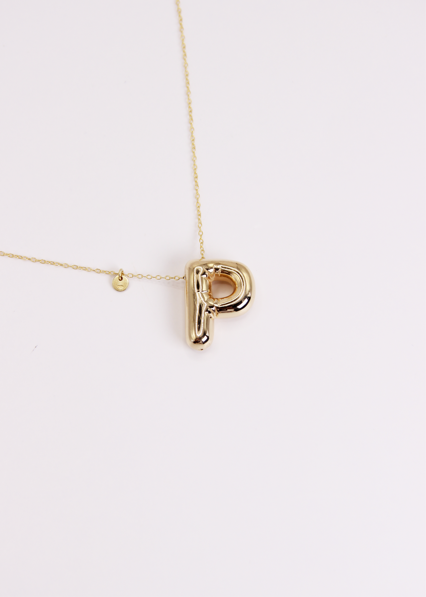 Collana con lettera Bubble in argento o argento placcato oro, ciondolo iniziale 3D da 2 cm su catena da 34 cm – gioiello personalizzato elegante per donna