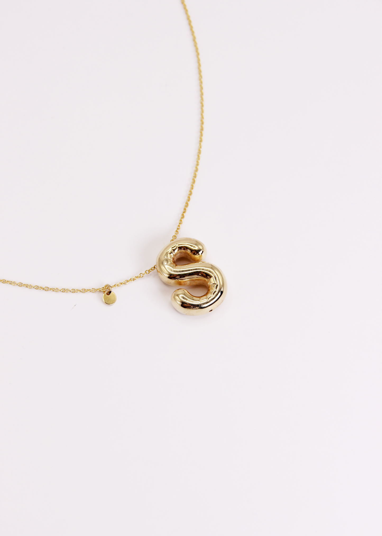 Collana con lettera Bubble in argento o argento placcato oro, ciondolo iniziale 3D da 2 cm su catena da 34 cm – gioiello personalizzato elegante per donna