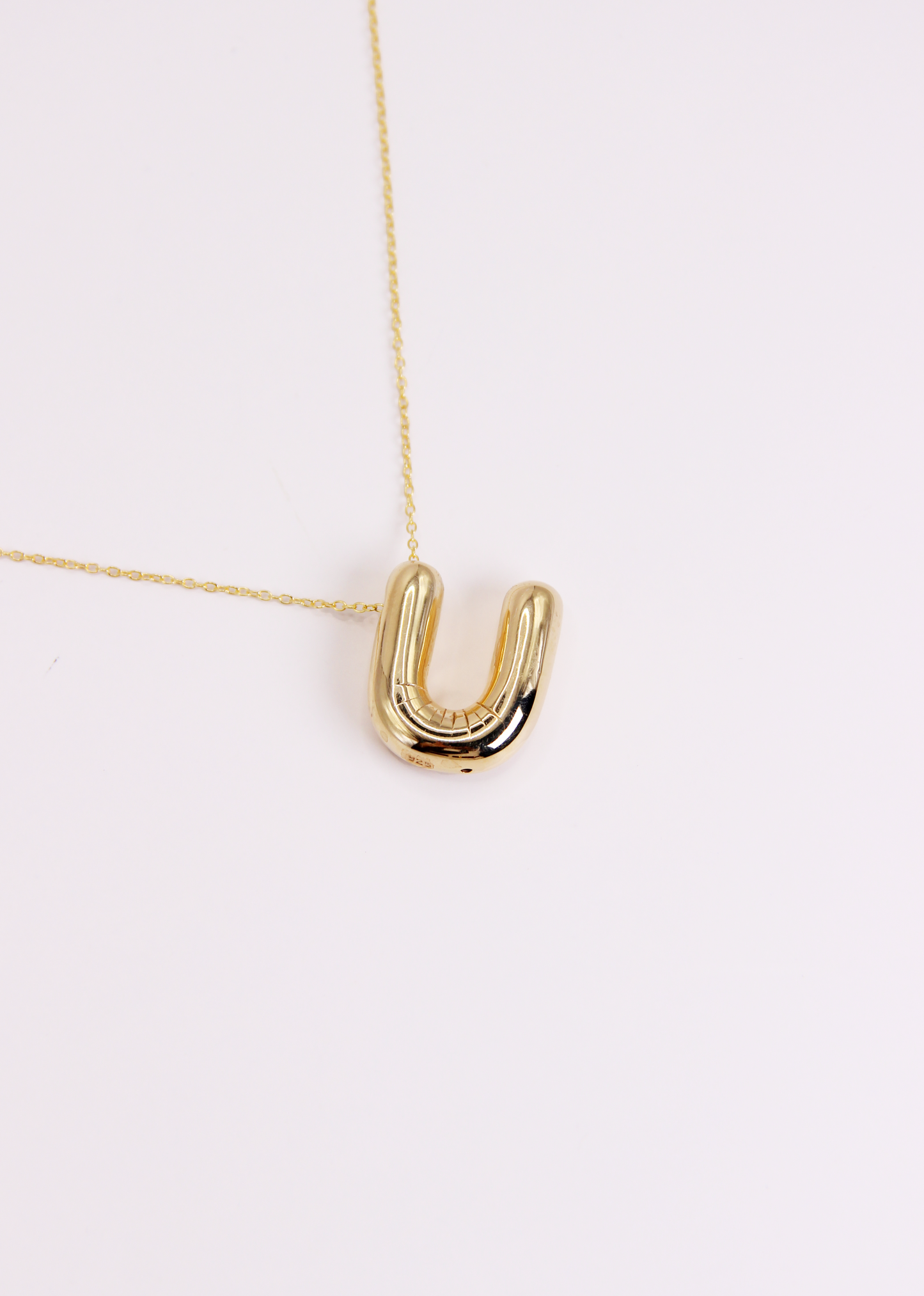 Collana con lettera Bubble in argento o argento placcato oro, ciondolo iniziale 3D da 2 cm su catena da 34 cm – gioiello personalizzato elegante per donna