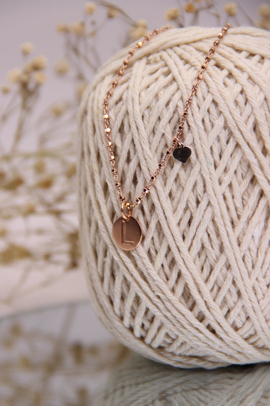 Collana lettera con cuore a contrasto