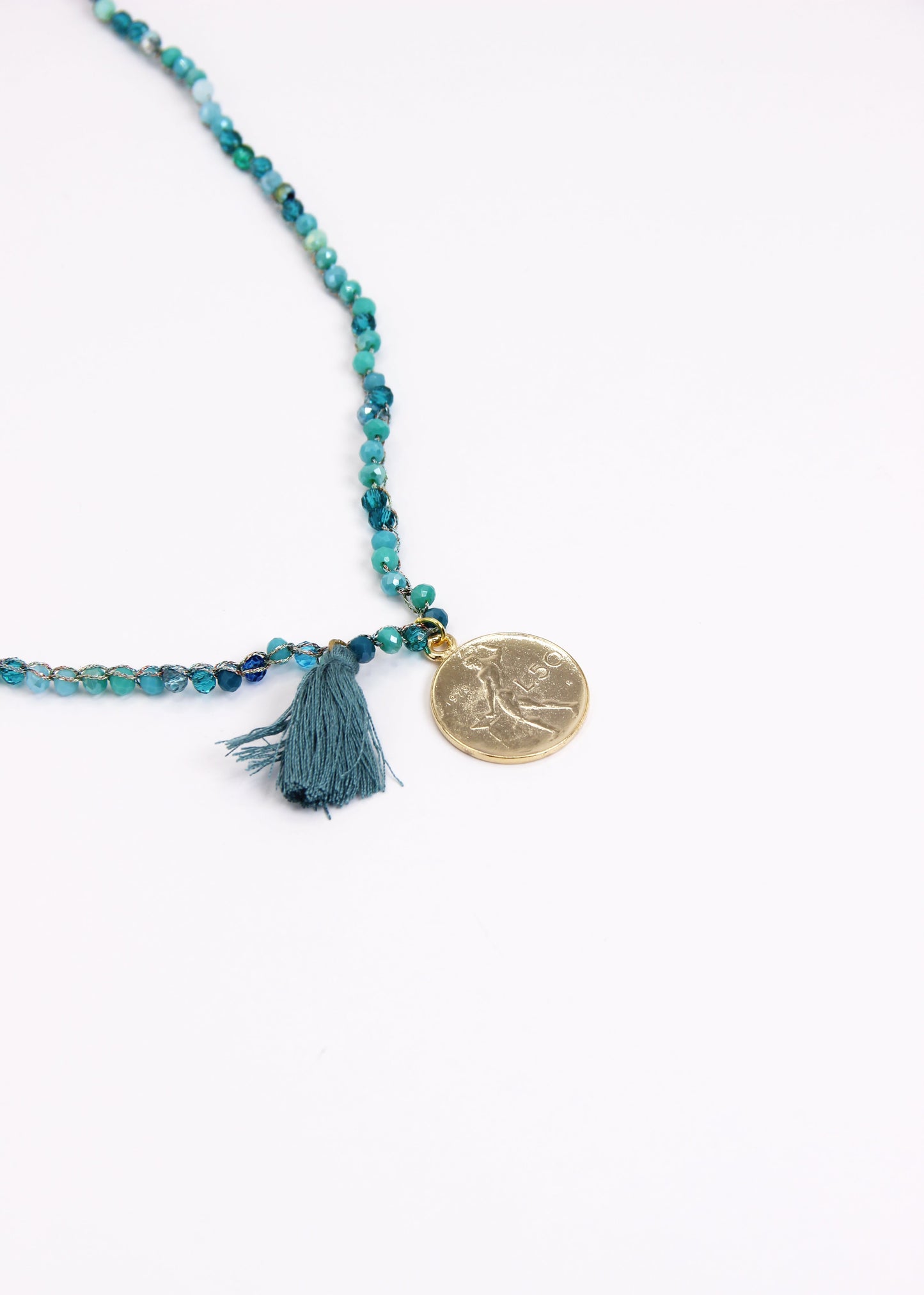 Collana lunga artigianale Laura Sciunnach con cristalli sfaccettati, ciondolo a forma di moneta e nappina in tessuto – gioiello fatto a mano made in Italy.