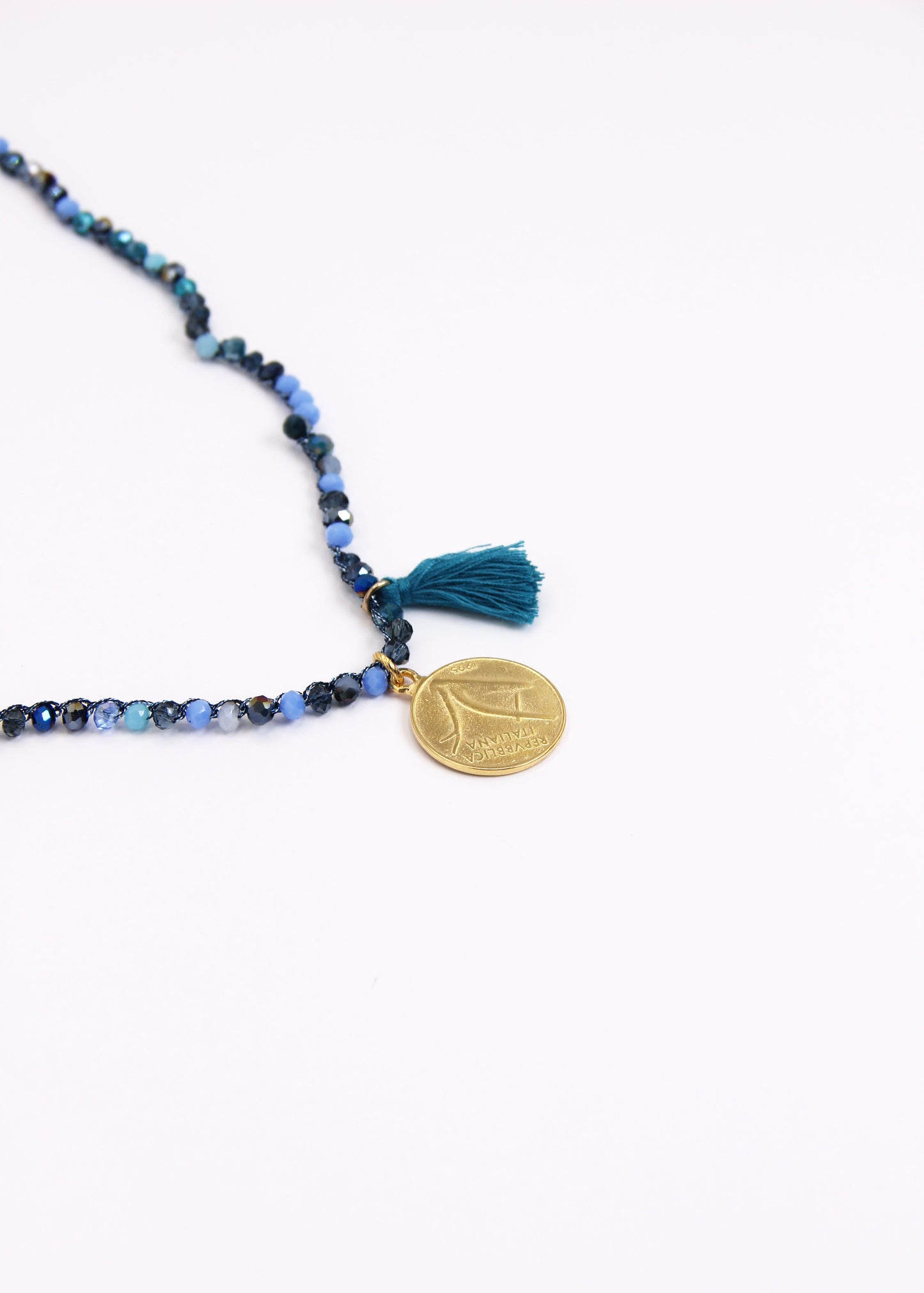 Collana lunga artigianale Laura Sciunnach con cristalli sfaccettati, ciondolo a forma di moneta e nappina in tessuto – gioiello fatto a mano made in Italy.