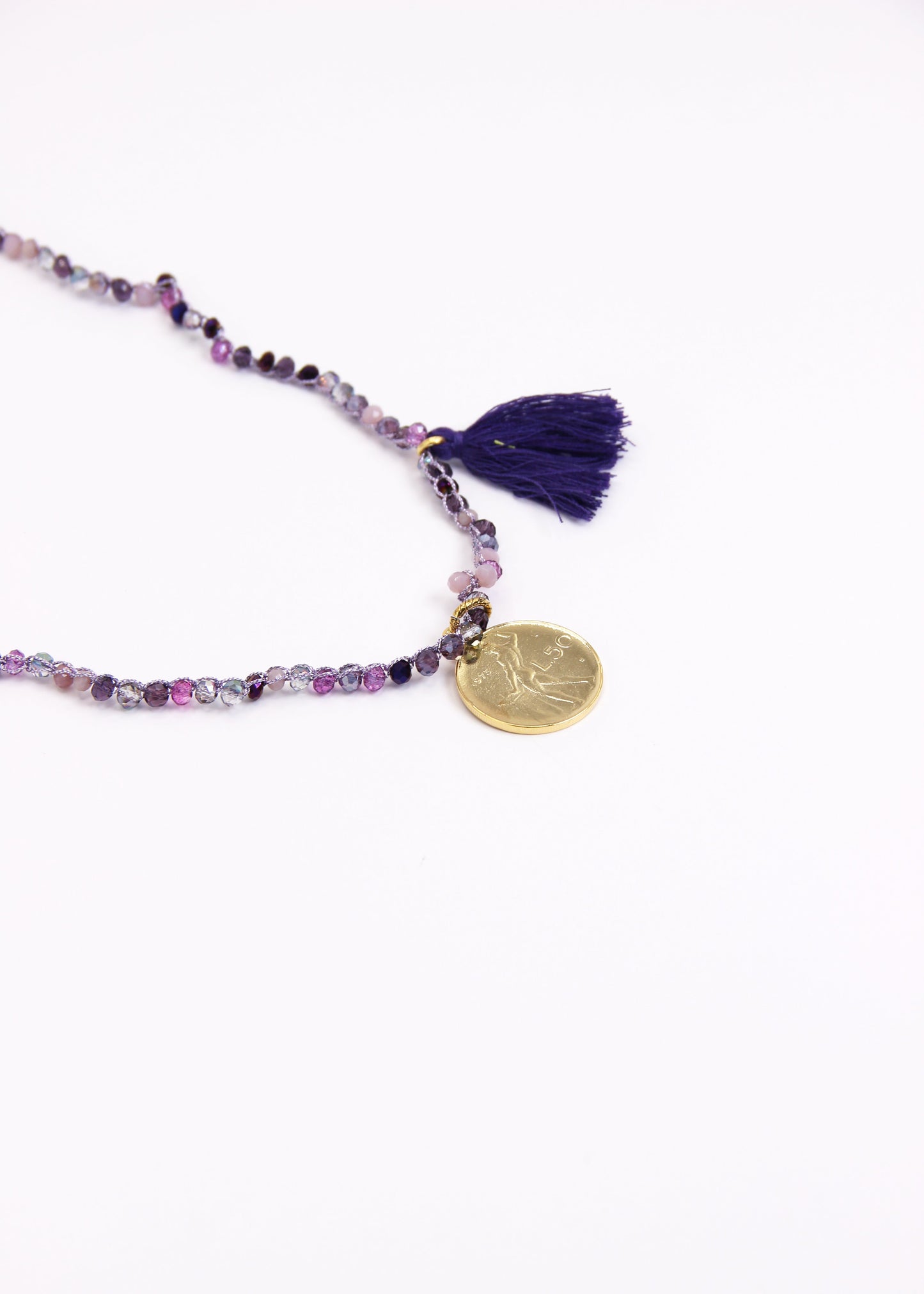 Collana lunga artigianale Laura Sciunnach con cristalli sfaccettati, ciondolo a forma di moneta e nappina in tessuto – gioiello fatto a mano made in Italy.