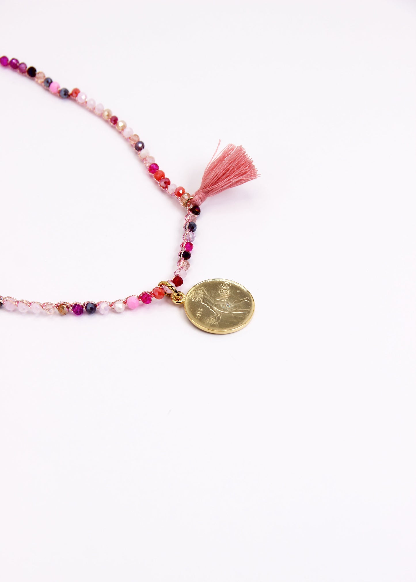 Collana lunga artigianale Laura Sciunnach con cristalli sfaccettati, ciondolo a forma di moneta e nappina in tessuto – gioiello fatto a mano made in Italy.