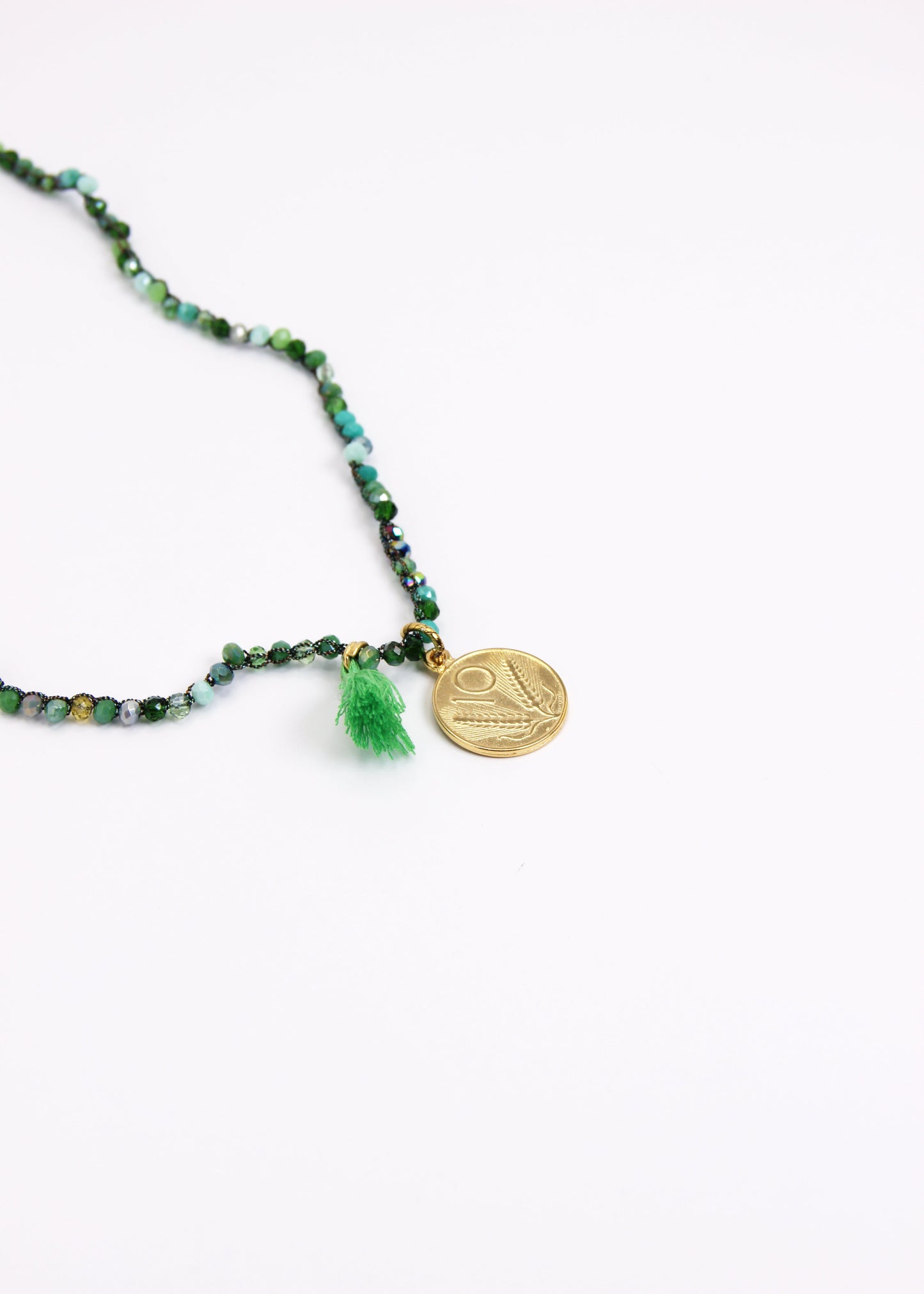Collana lunga artigianale Laura Sciunnach con cristalli sfaccettati, ciondolo a forma di moneta e nappina in tessuto – gioiello fatto a mano made in Italy.