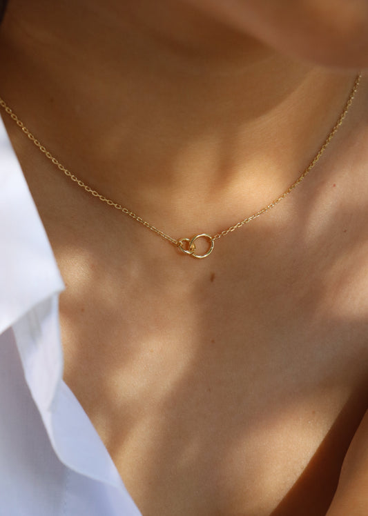 Collana Forever in oro 9 carati Laura Sciunnach con due cerchi intrecciati, gioiello minimal ed elegante, made in Italy.