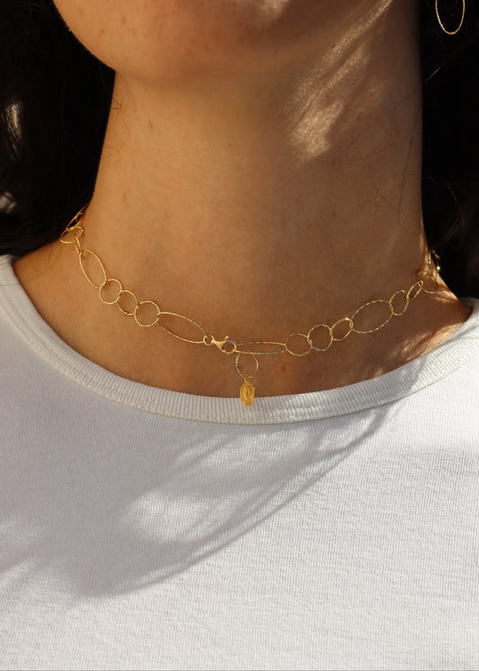 Collana Intreccio Laura Sciunnach in argento placcato oro, choker a maglie irregolari indossato al collo di una donna, gioiello artigianale italiano con design elegante.