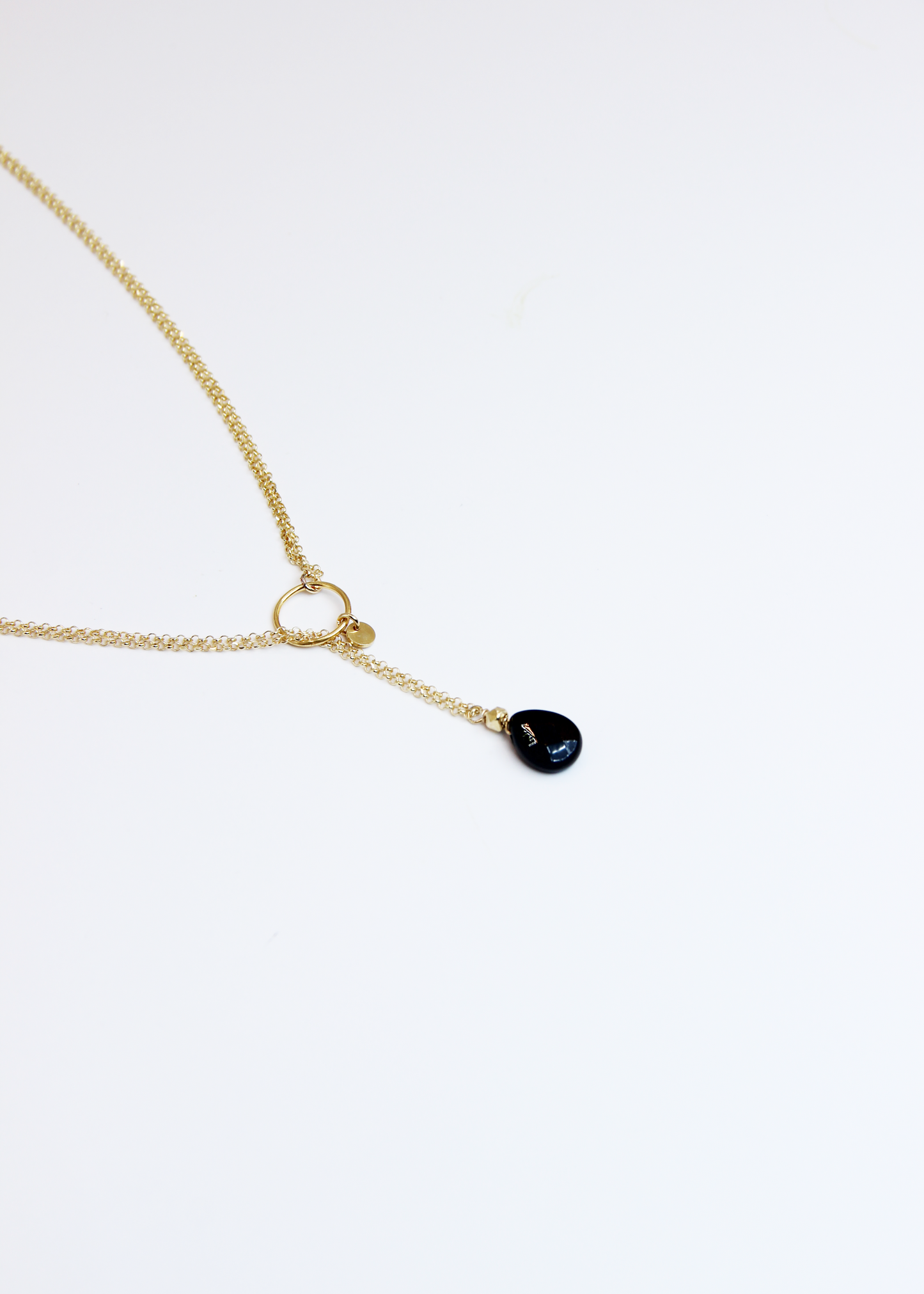 Collana lunga Coraline in argento o argento placcato oro con ciondolo in pietra dura, realizzata artigianalmente da Laura Sciunnach, indossabile lunga o a doppio giro grazie alla catena ad anellini doppia.