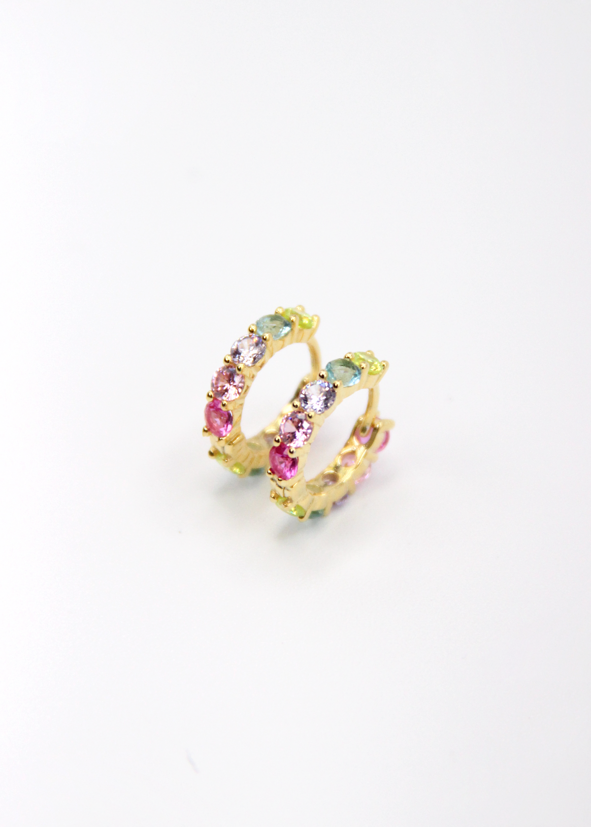 Orecchini hoop in argento con zirconi multicolor, cerchi luminosi dal design elegante con pietre colorate, disponibili in finitura argento, oro e oro rosa, diametro 1,5 cm.