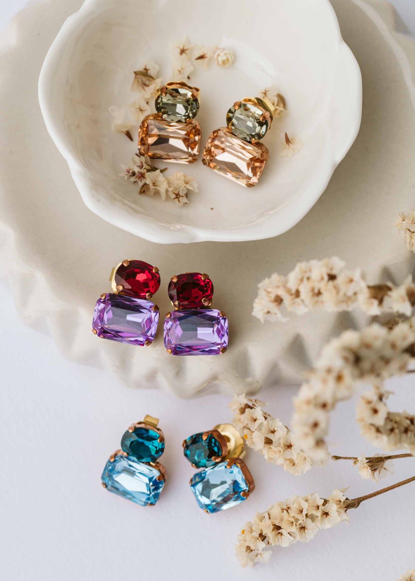 Orecchini Confetti Laura Sciunnach in argento 925 fatti a mano, piccoli e leggeri (3 g), design contemporaneo con dettagli colorati, chiusura a perno con farfallina, gioielli artigianali made in Italy personalizzabili.