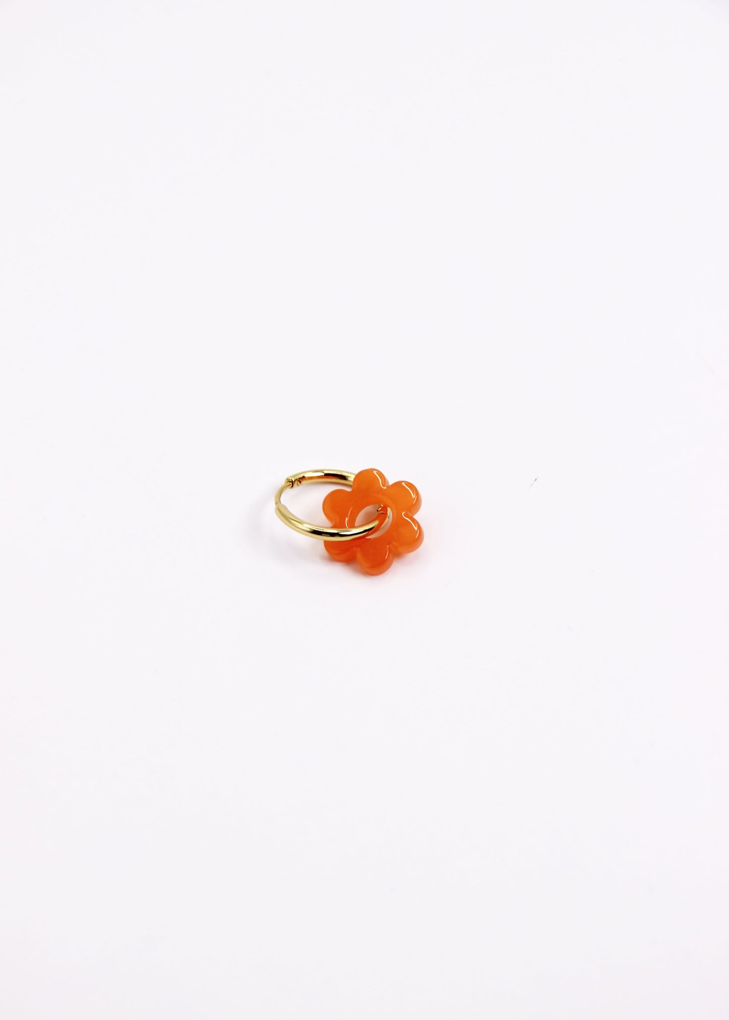 Orecchini ad anello in acciaio dorato con chiusura a scattino e ciondolo a forma di fiore in resina – colori rosa, azzurro, crema, arancione, fantasia blu-arancione e fantasia blu-verde – stile giocoso, primaverile ed estivo – bijoux leggeri e colorati.