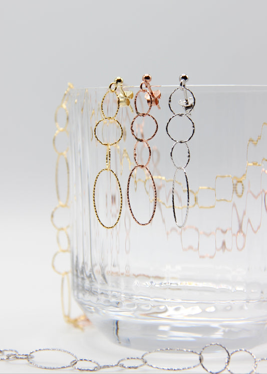 Orecchini Intreccio di Laura Sciunnach, pendenti con chiusura a perno, fili a maglie irregolari in argento 925, oro giallo o oro rosa, 4,5 cm, eleganti e leggeri, ideali da indossare da soli o abbinati ad altri gioielli.