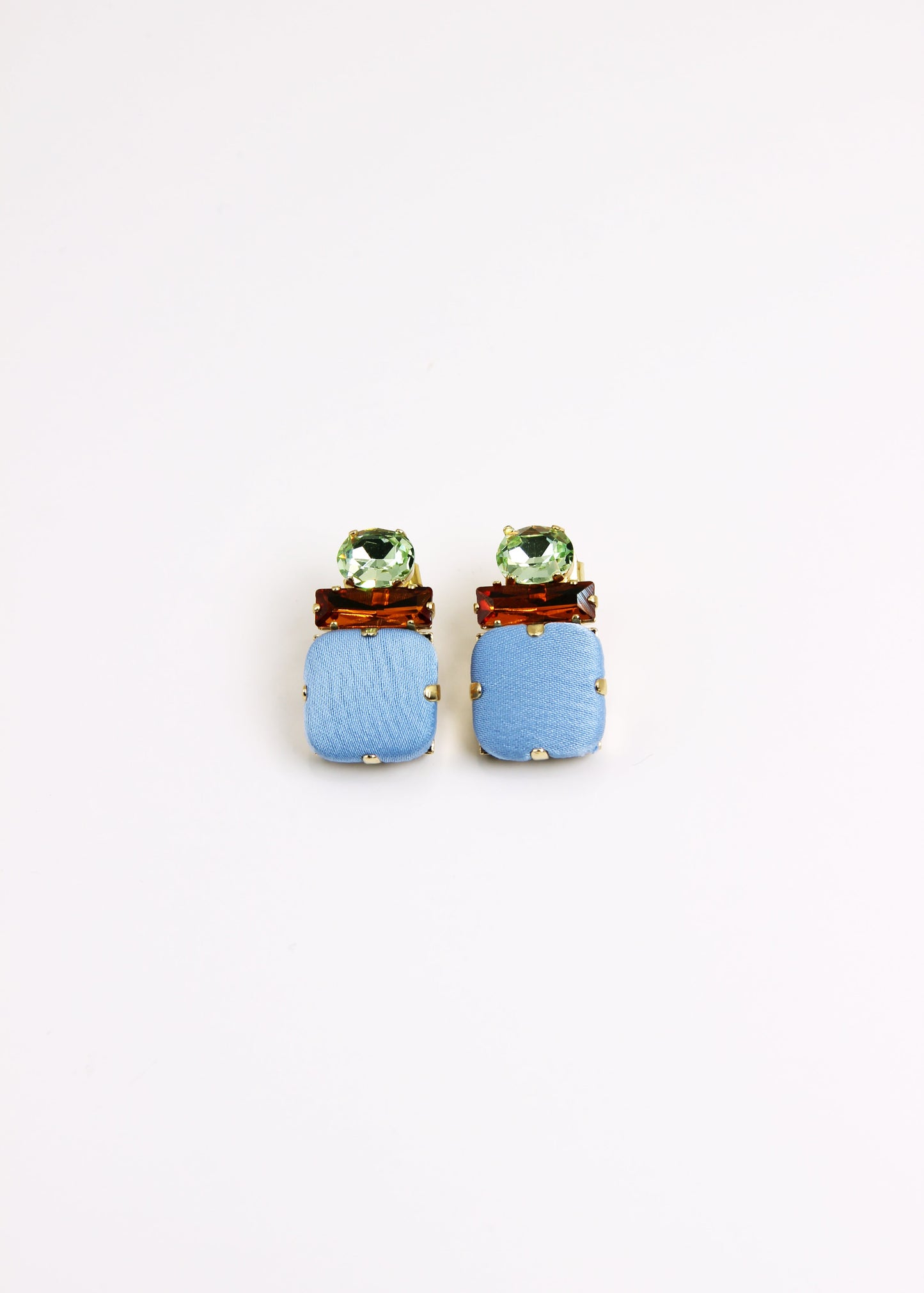 Orecchino artigianale Metropolitan modello Roma con bottone quadrato azzurro e cristalli colorati arancione e verde – design audace, fatto a mano da Laura Sciunnach Bijoux, leggero e personalizzabile, ispirato alla città di Roma.
