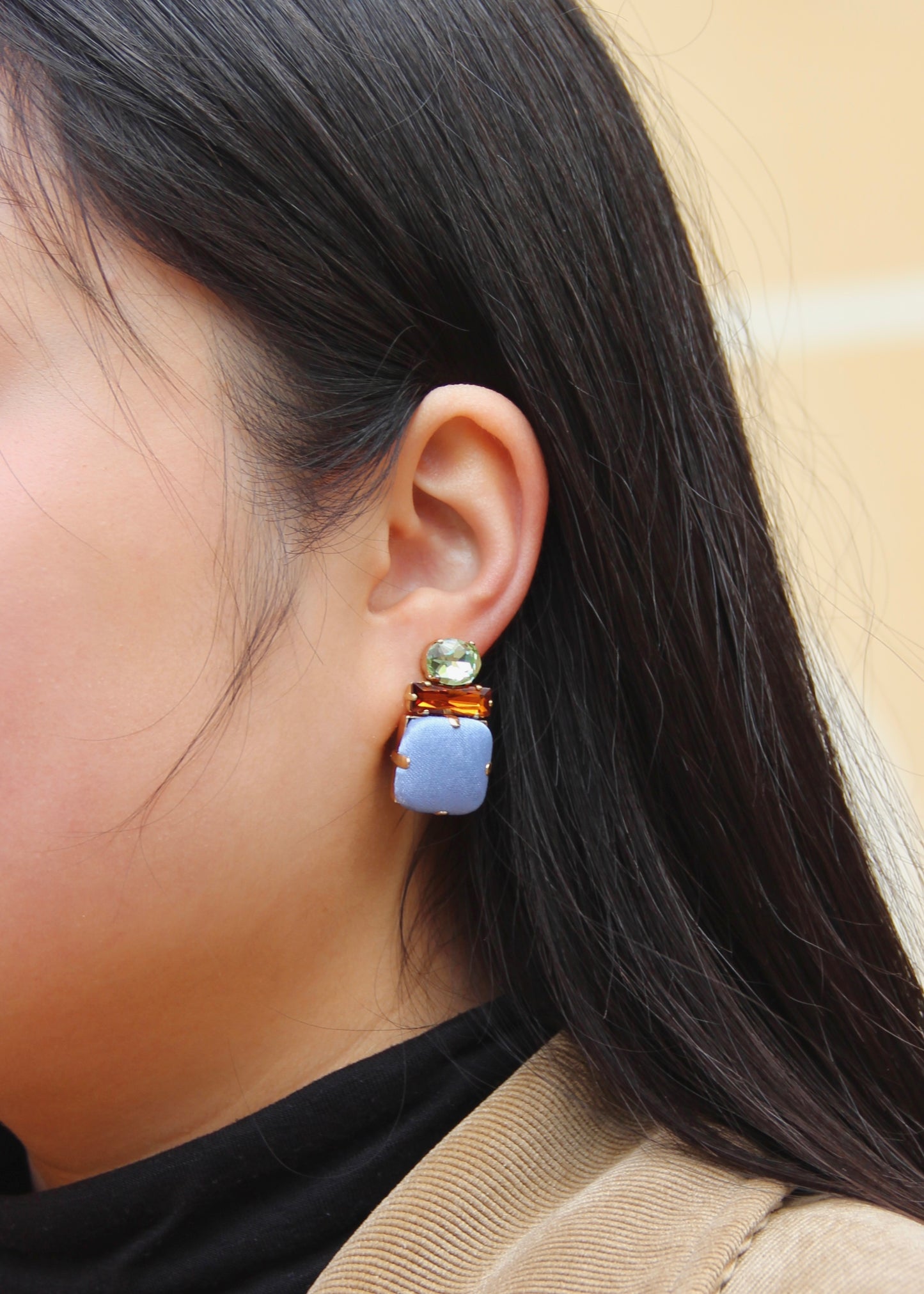 Orecchino artigianale Metropolitan modello Roma con bottone quadrato azzurro e cristalli colorati arancione e verde – design audace, fatto a mano da Laura Sciunnach Bijoux, leggero e personalizzabile, ispirato alla città di Roma.