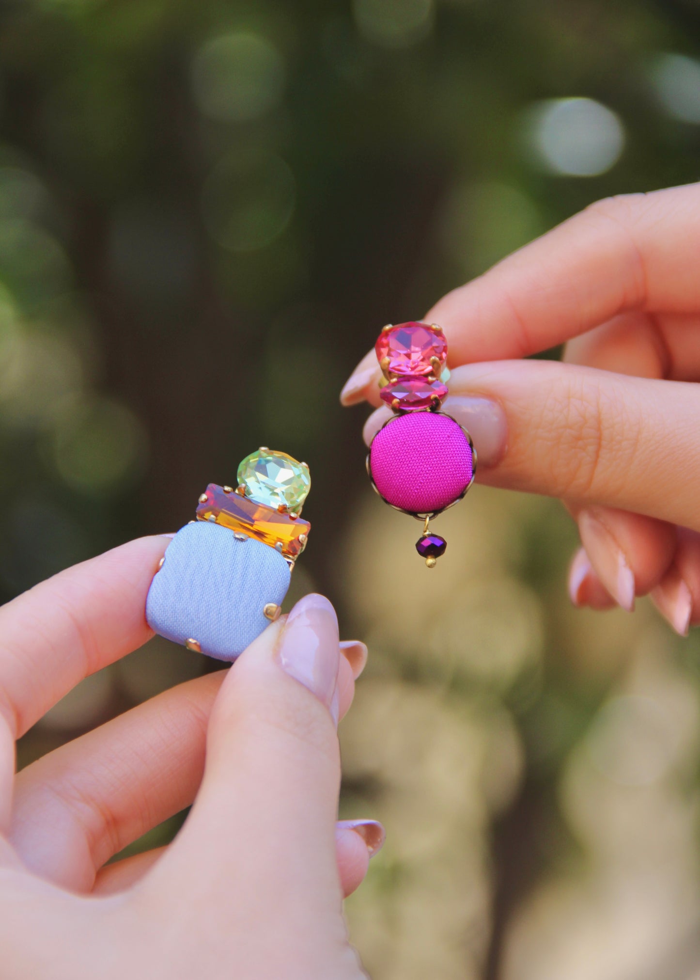 Orecchino artigianale Metropolitan modello Roma con bottone quadrato azzurro e cristalli colorati arancione e verde – design audace, fatto a mano da Laura Sciunnach Bijoux, leggero e personalizzabile, ispirato alla città di Roma.