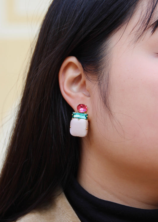 Orecchino artigianale Metropolitan modello Roma con bottone quadrato crema e cristalli colorati verde e fucsia – design audace, fatto a mano da Laura Sciunnach Bijoux, leggero e personalizzabile, ispirato alla città di Roma.