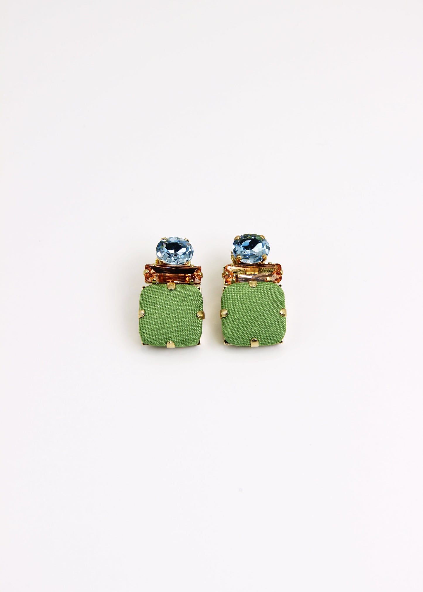 Orecchino artigianale Metropolitan modello Roma con bottone quadrato verde e cristalli colorati arancione e azzurro – design audace, fatto a mano da Laura Sciunnach Bijoux, leggero e personalizzabile, ispirato alla città di Roma.