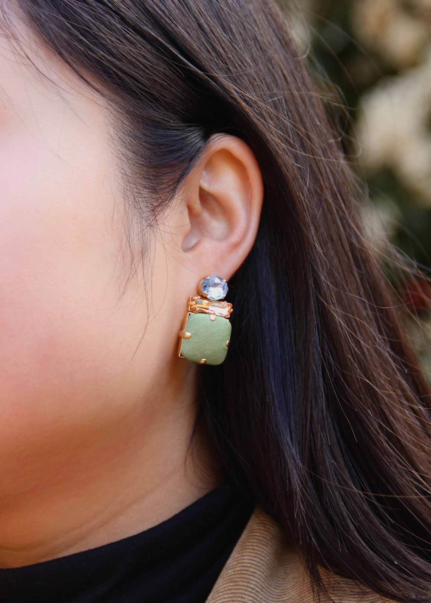 Orecchino artigianale Metropolitan modello Roma con bottone quadrato verde e cristalli colorati arancione e azzurro – design audace, fatto a mano da Laura Sciunnach Bijoux, leggero e personalizzabile, ispirato alla città di Roma.