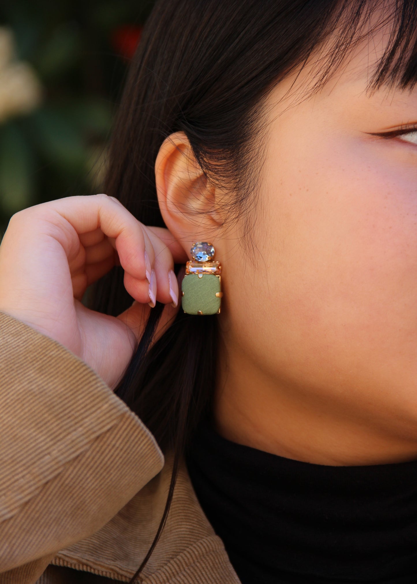 Orecchino artigianale Metropolitan modello Roma con bottone quadrato verde e cristalli colorati arancione e azzurro – design audace, fatto a mano da Laura Sciunnach Bijoux, leggero e personalizzabile, ispirato alla città di Roma.