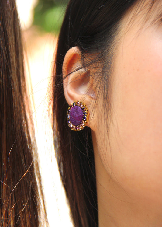 Orecchini Provenza Laura Sciunnach in acciaio dorato con bottone in tessuto centrale e cristalli luminosi, gioielli artigianali Made in Italy