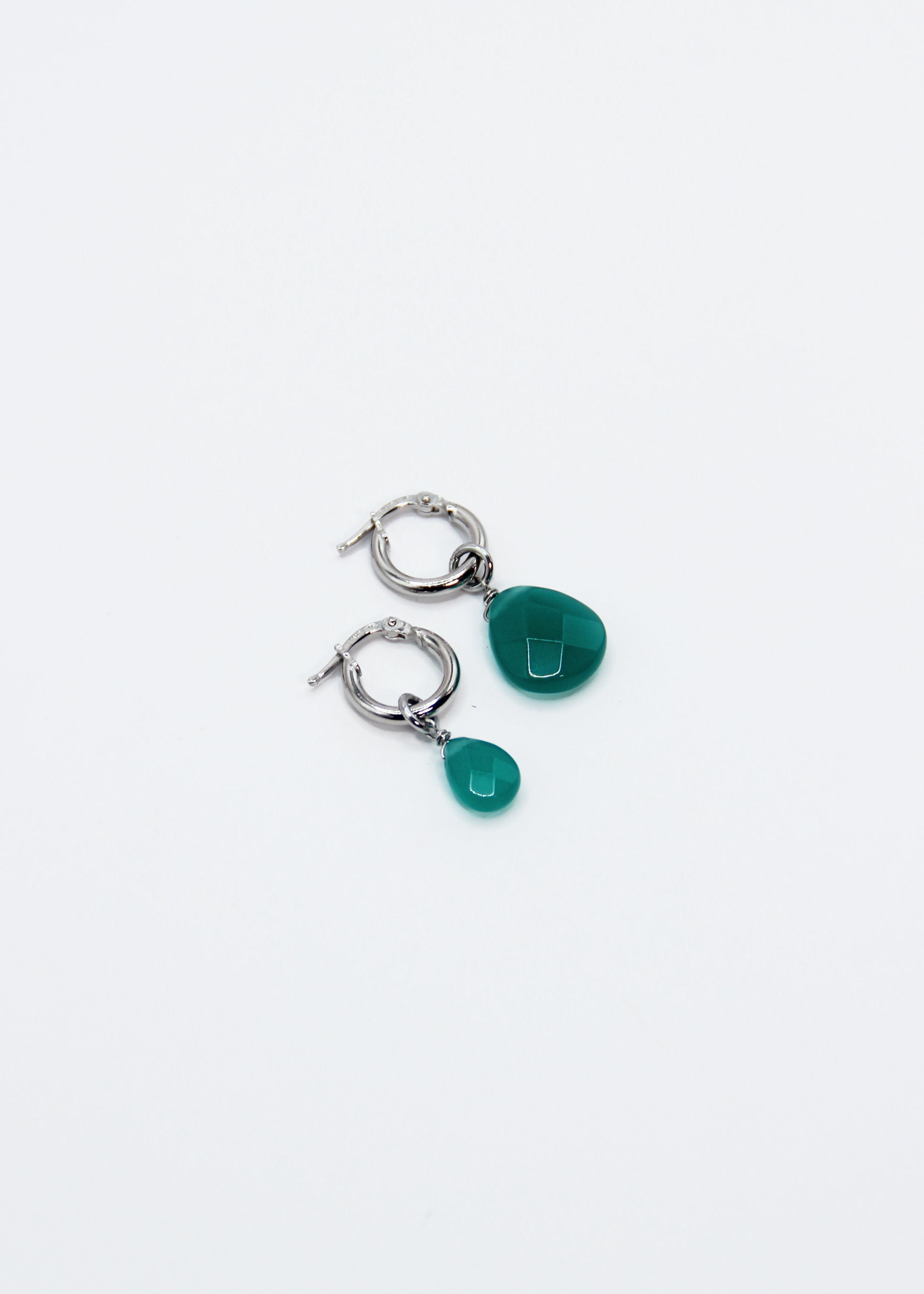 Orecchini Rugiada in argento 925 versione grande con anello a baionetta e ciondolo goccia in pietra naturale sfaccettata. Orecchini eleganti e versatili disponibili in 5 varianti colore, argento o argento placcato oro.