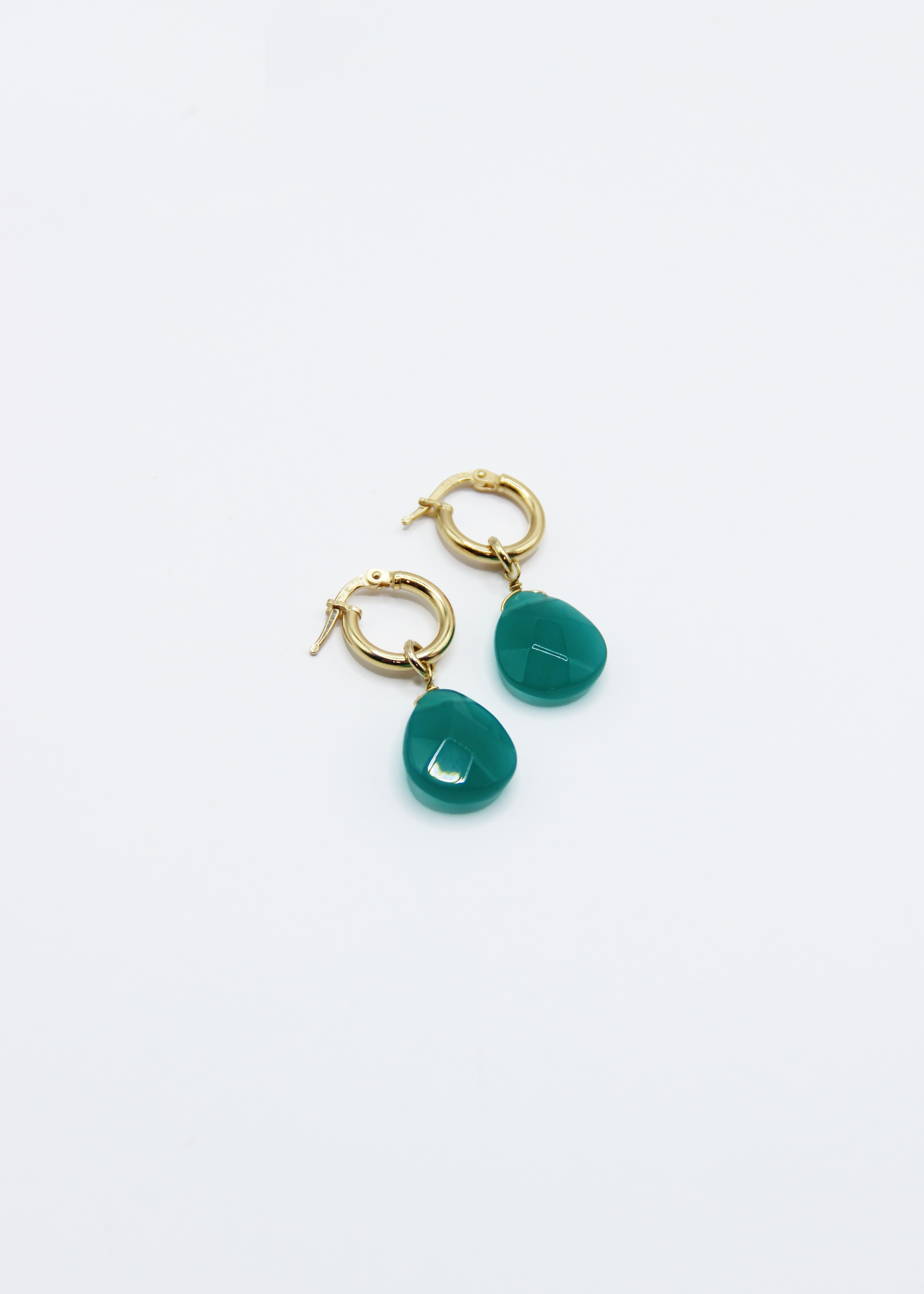 Orecchini Rugiada in argento 925 versione grande con anello a baionetta e ciondolo goccia in pietra naturale sfaccettata. Orecchini eleganti e versatili disponibili in 5 varianti colore, argento o argento placcato oro.